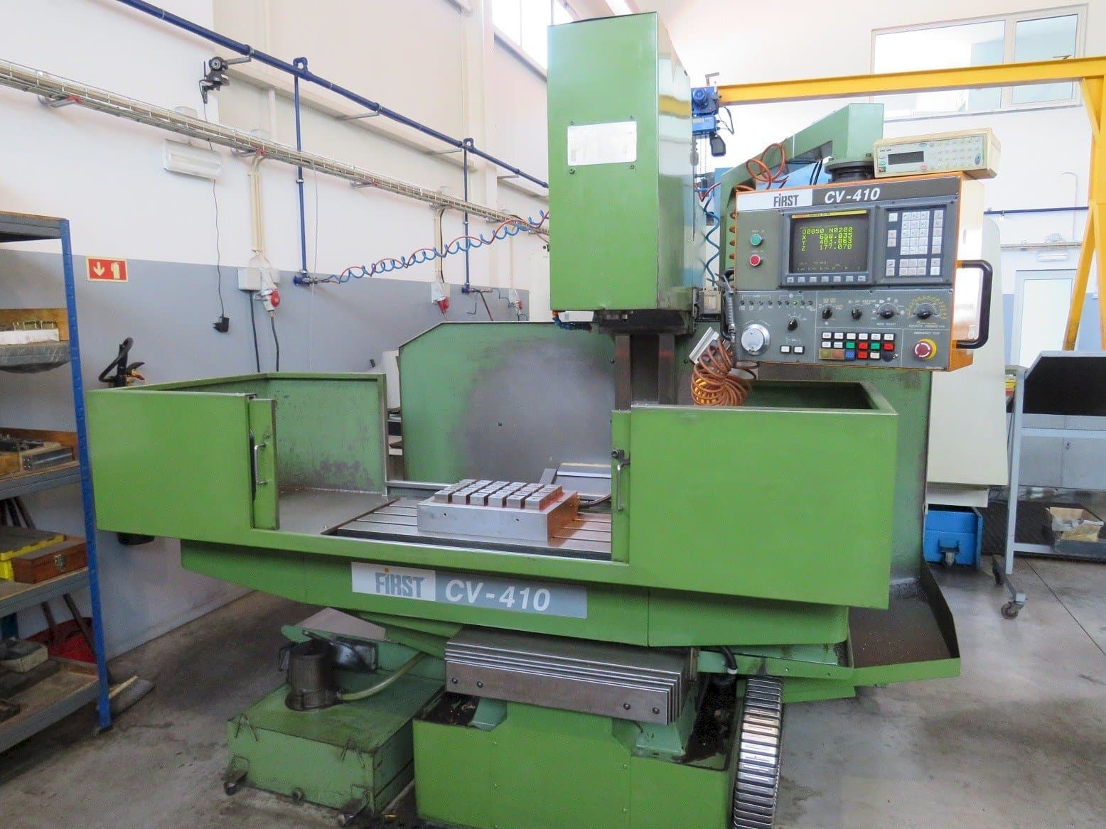 Frontansicht der FIRST CV-410  Maschine