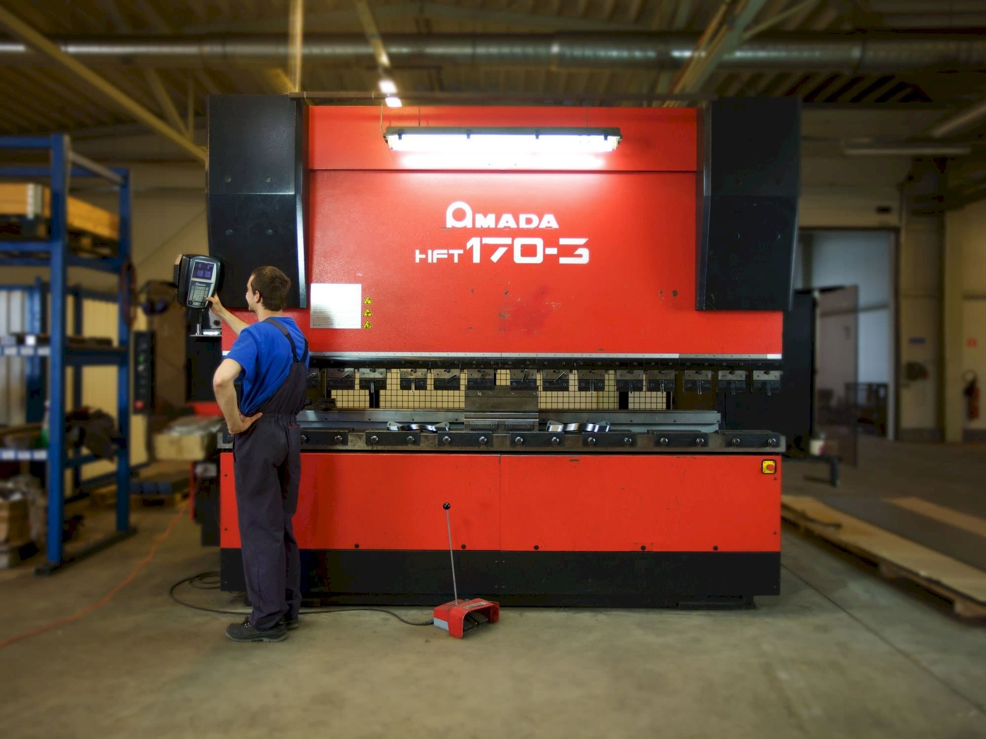 Frontansicht der AMADA HFT 170-3  Maschine