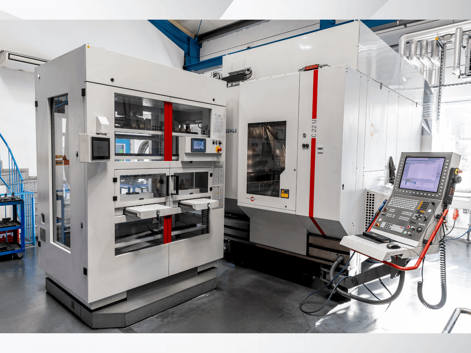 Frontansicht der HERMLE C22 with handling system IH30  Maschine