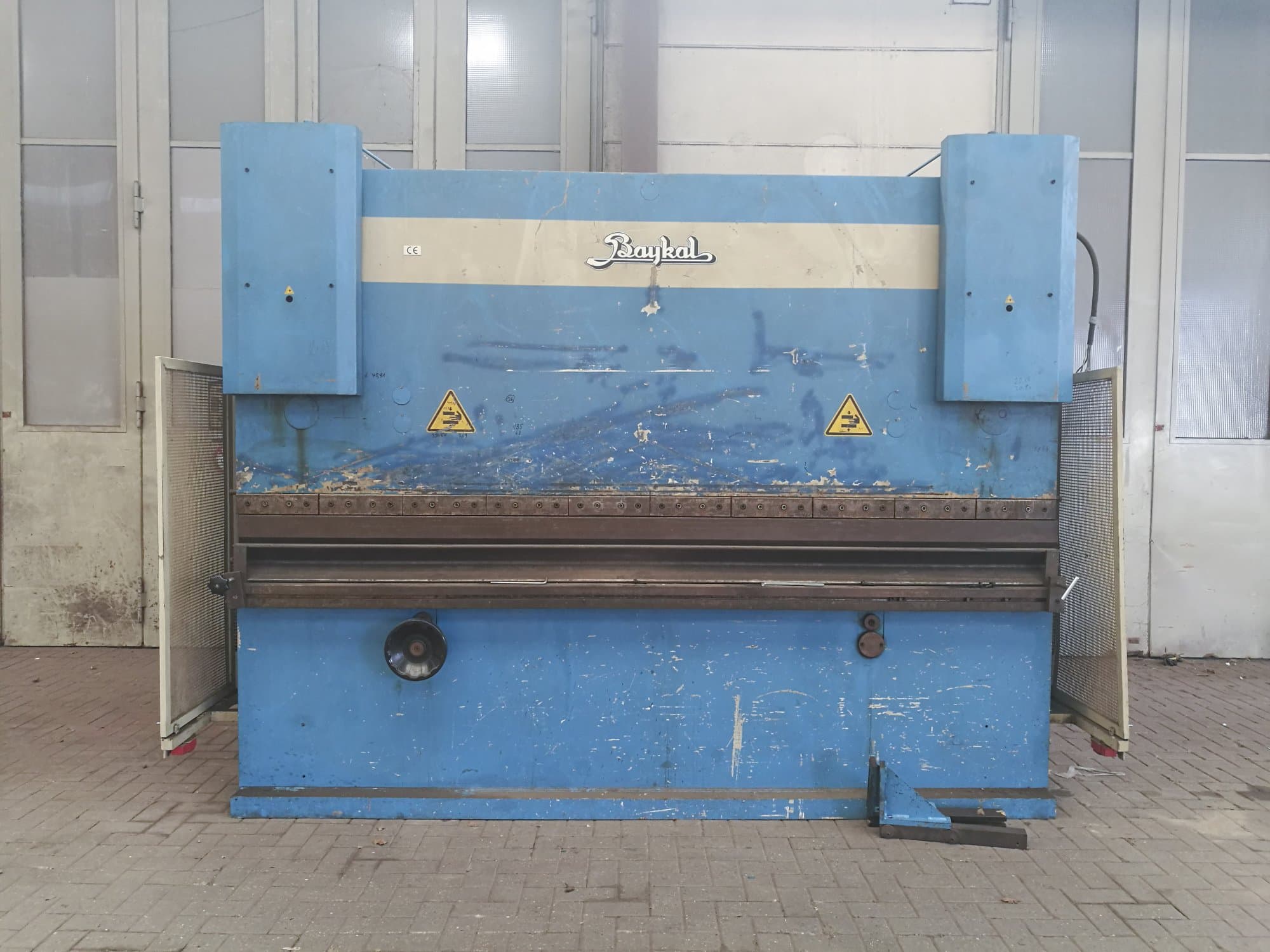 Frontansicht der Baykal APH 3112x220 Maschine