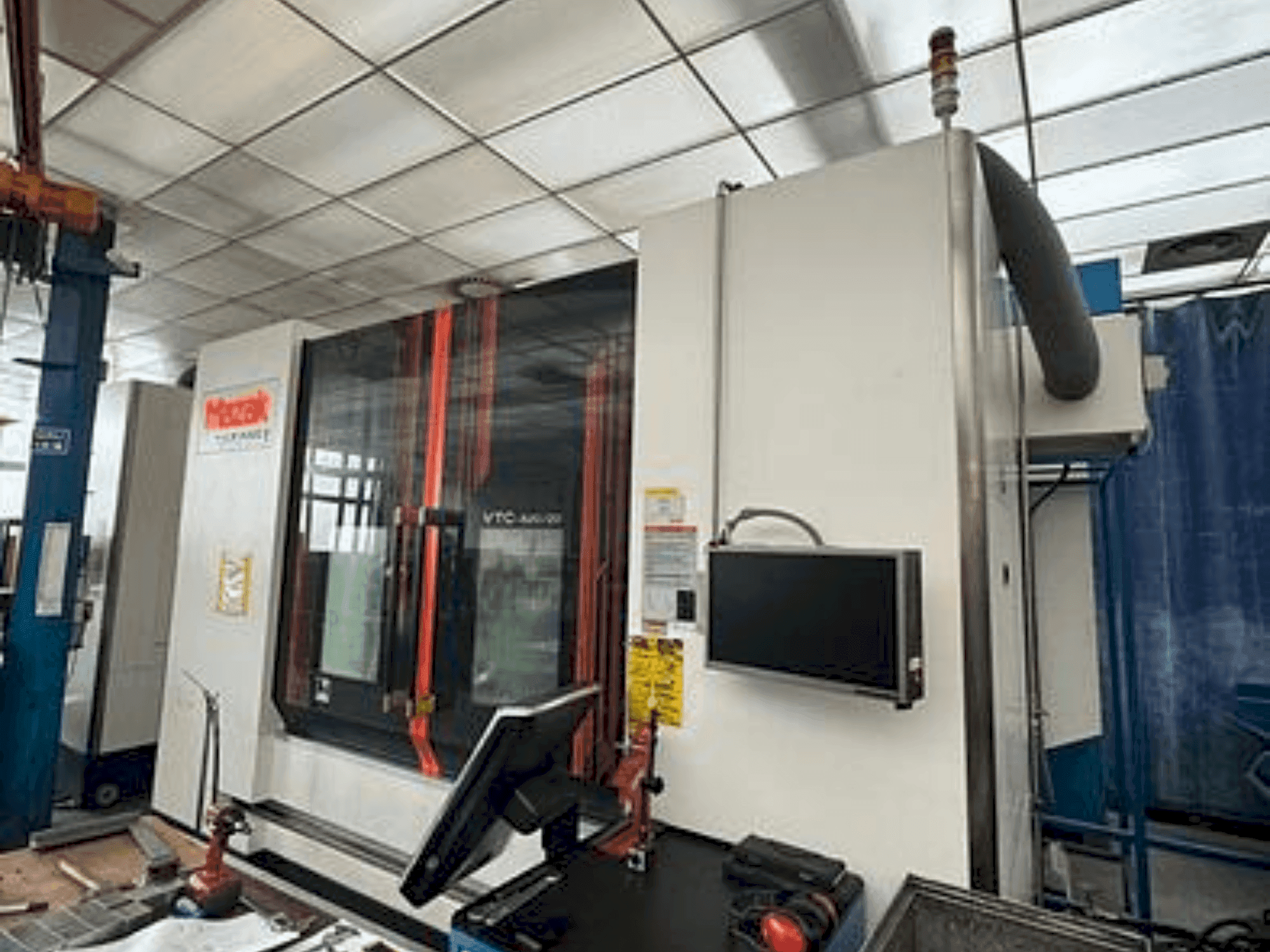 Frontansicht der Mazak VTC 820/20  Maschine