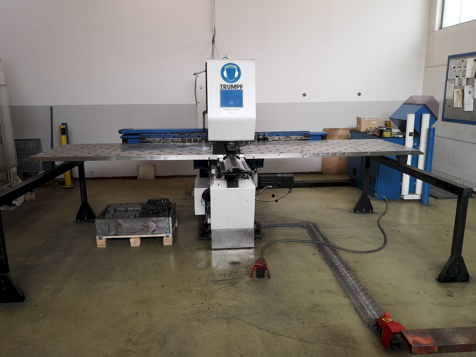 Frontansicht der Trumpf Trumatic 160R  Maschine