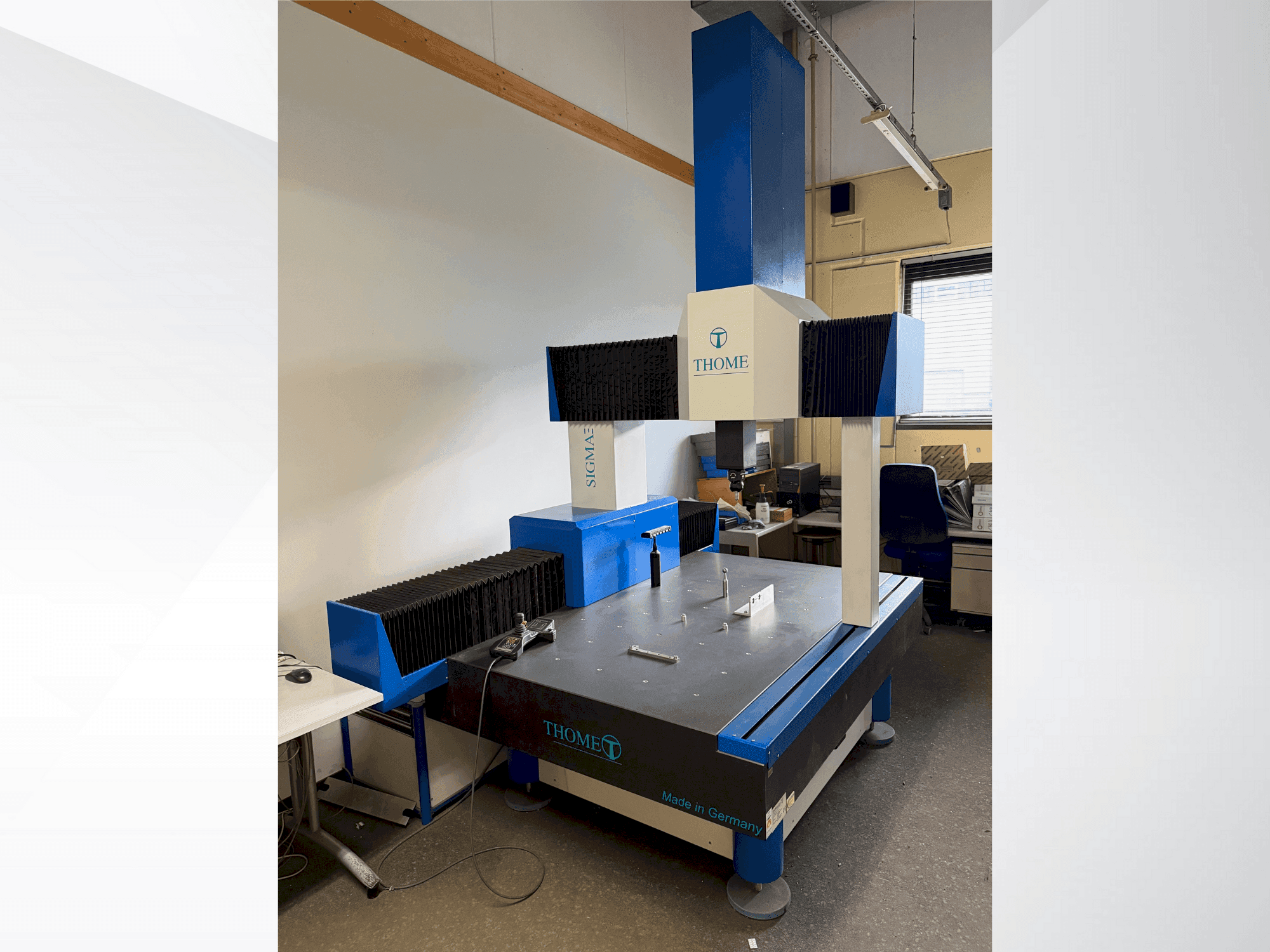 Frontansicht der THOME Prazision 3D Sigma  Maschine