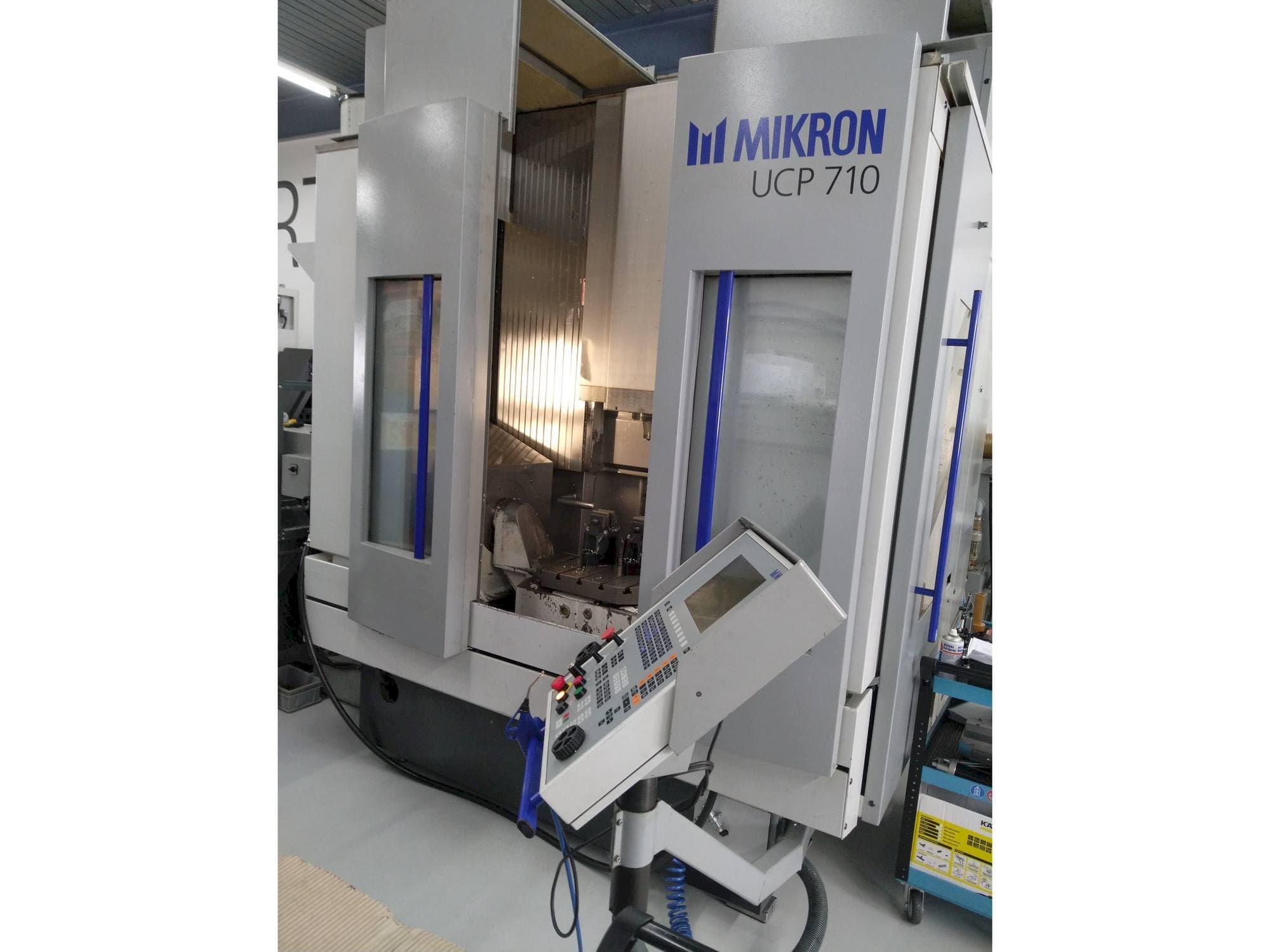 Frontansicht der MIKRON UCP 710  Maschine