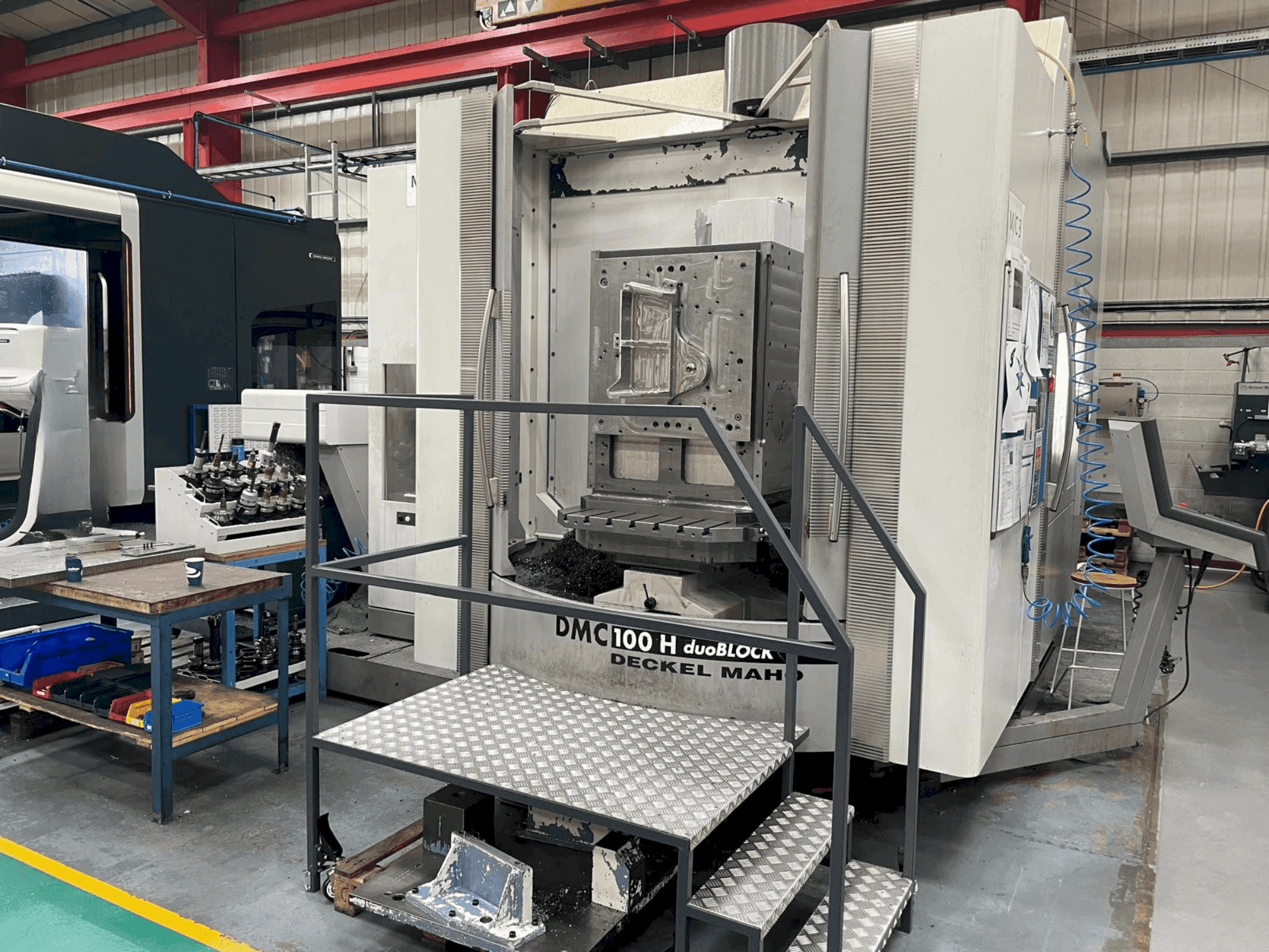 Frontansicht der DMG DECKEL MAHO DMC 100H duoBLOCK  Maschine