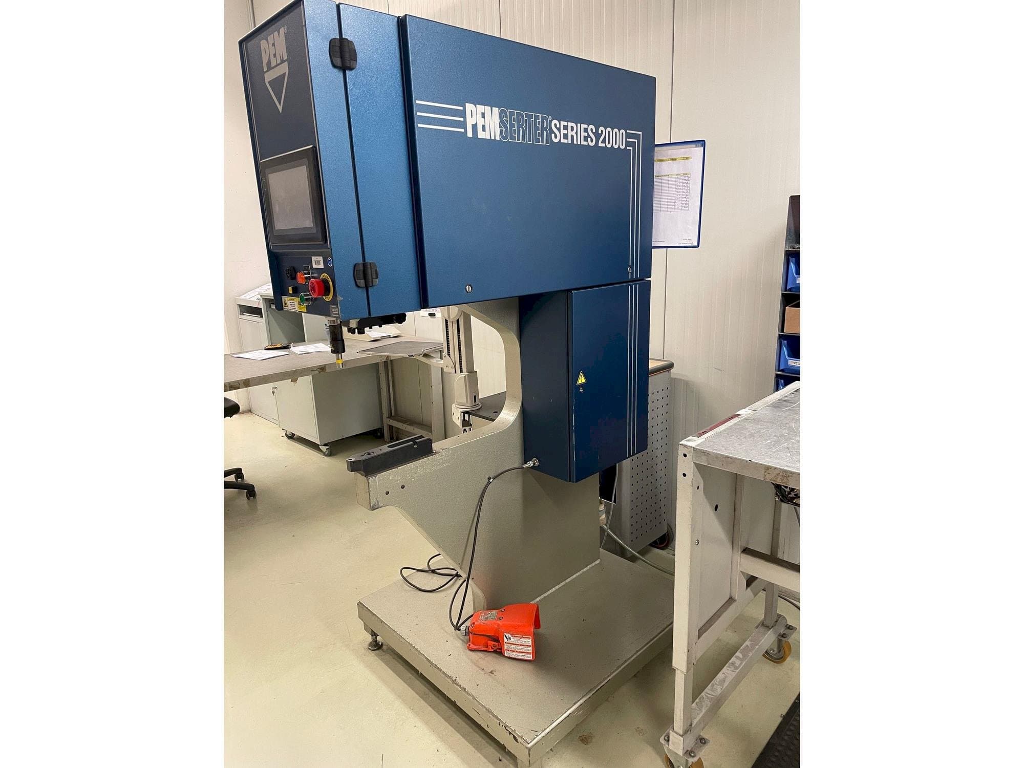 Frontansicht der PEM-SERTER Series 2000A  Maschine