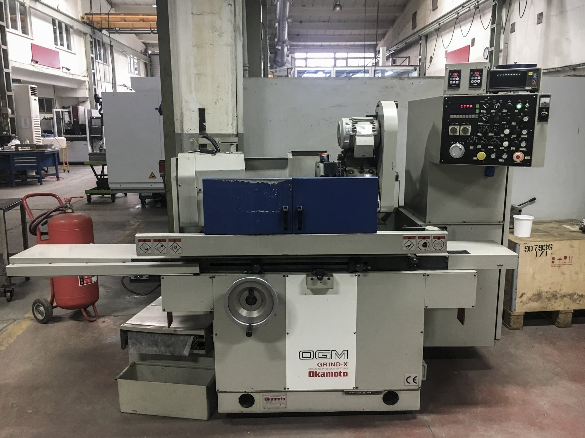 Frontansicht der OKAMOTO OGM-250UDX Maschine