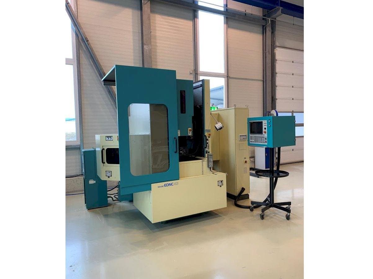 Frontansicht der Makino EDNC43  Maschine