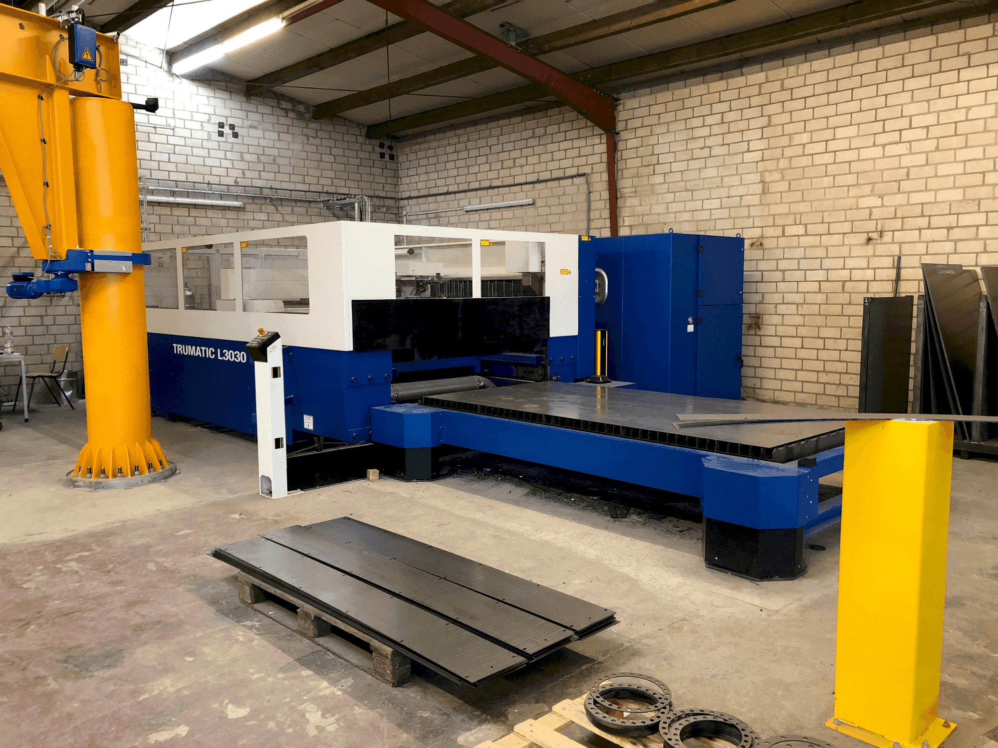 Frontansicht der TRUMPF Trumatic L3030  Maschine