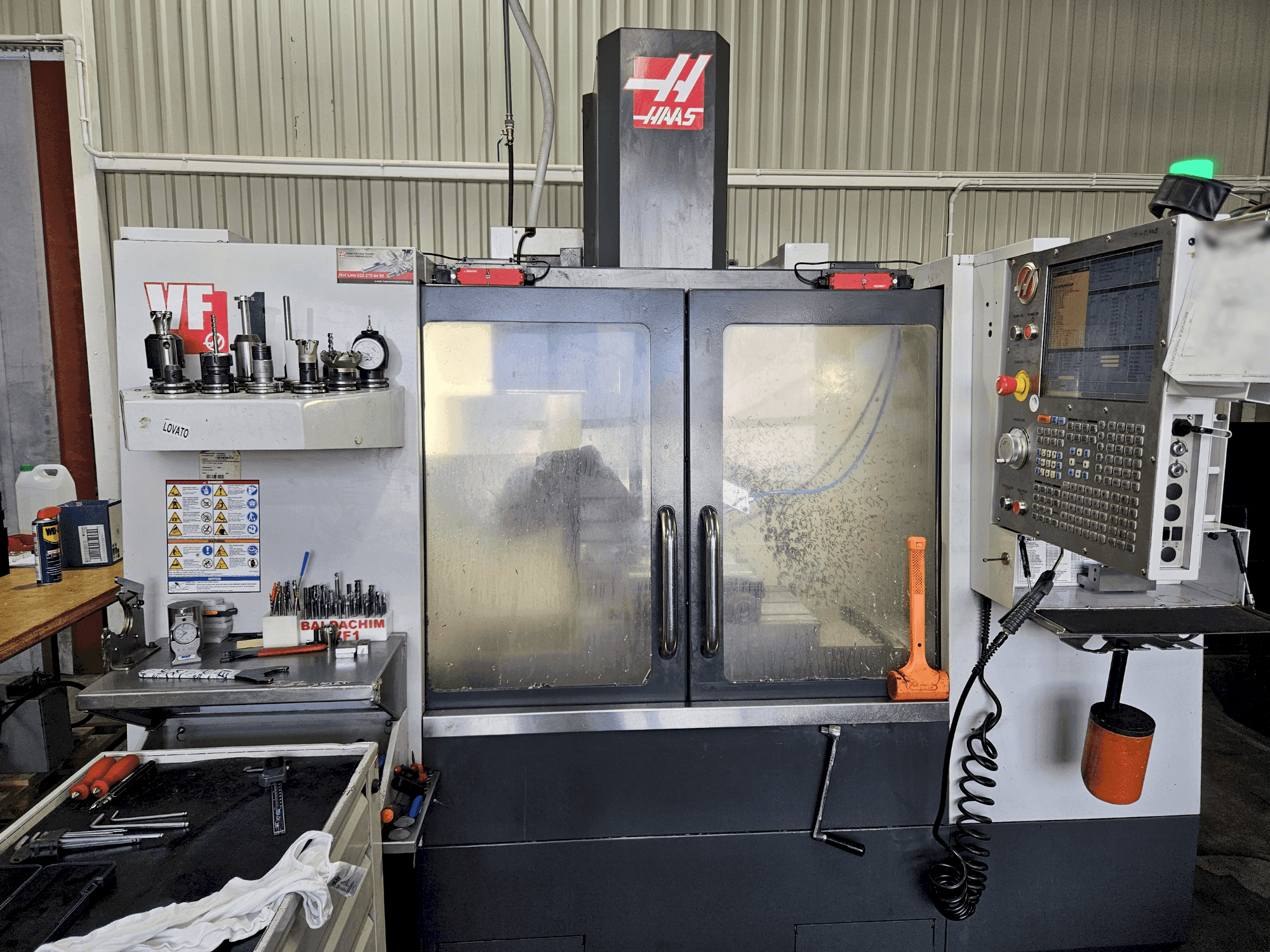 Frontansicht der HAAS VF-1  Maschine