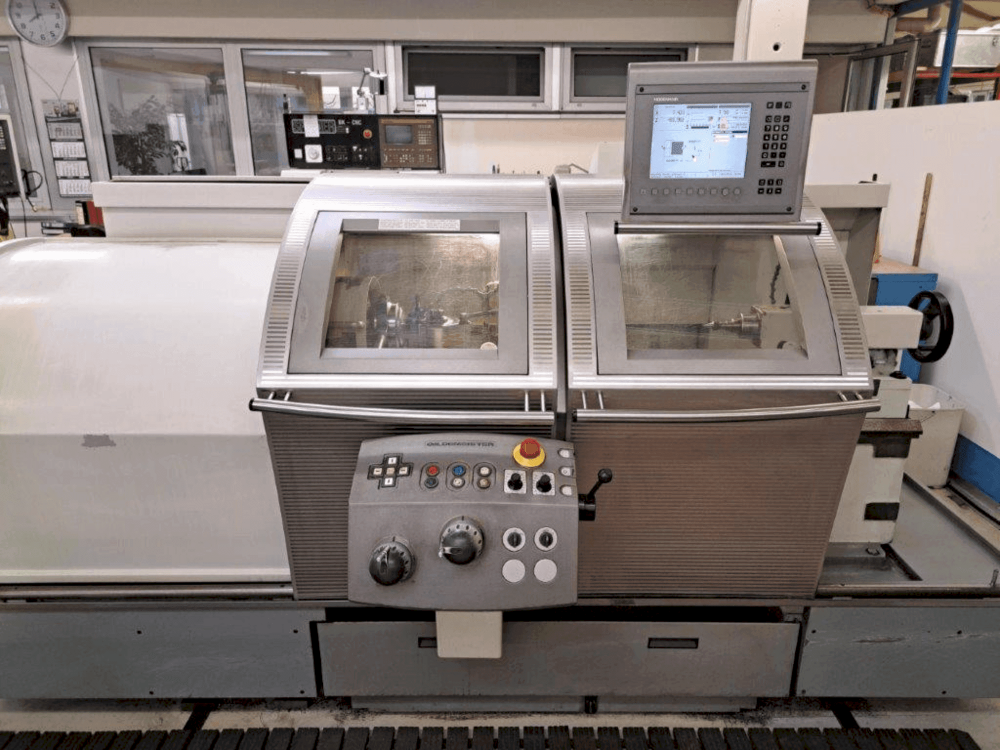 Frontansicht der Gildemeister NEF520  Maschine