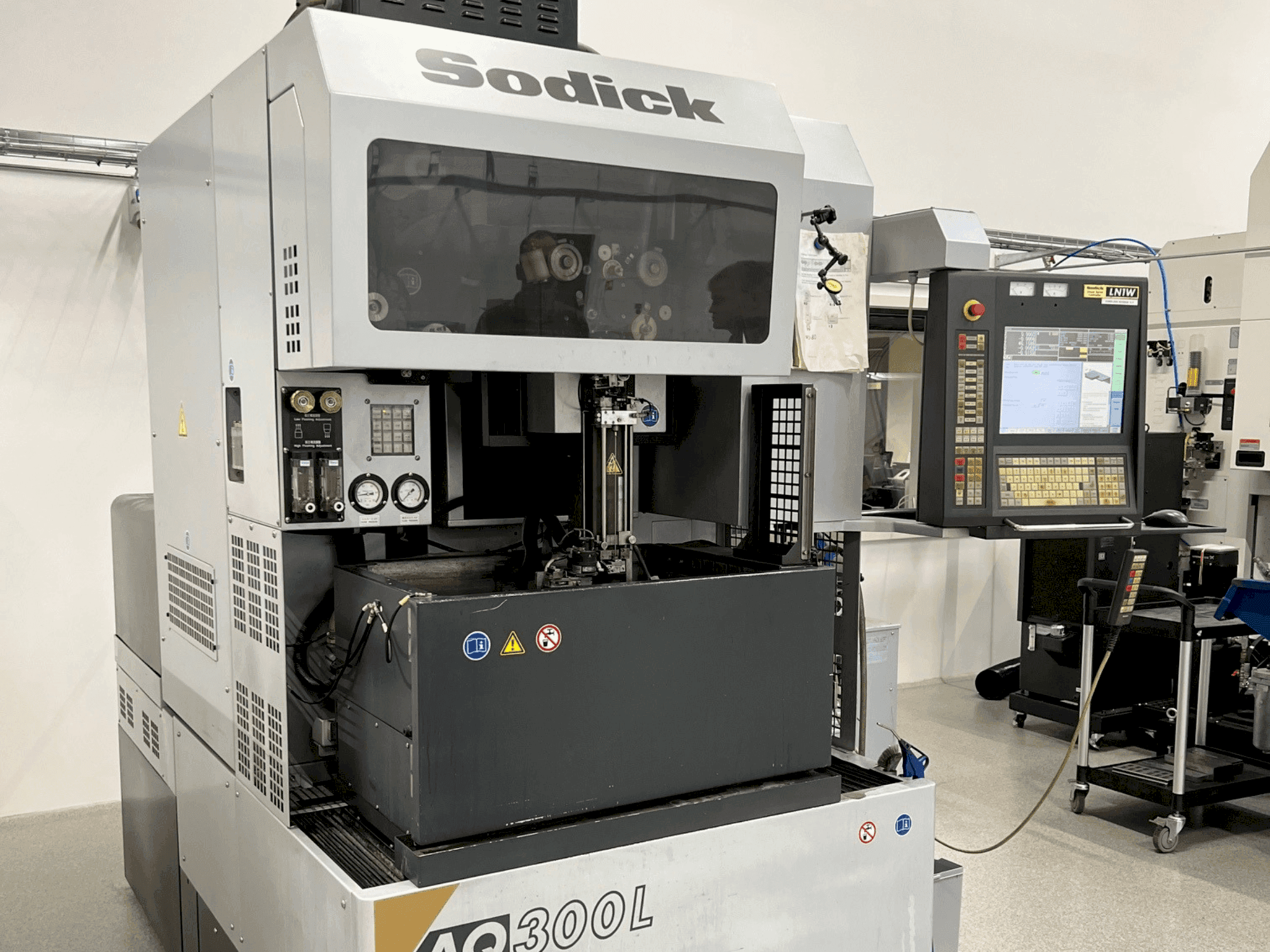 Frontansicht der Sodick AQ300L  Maschine