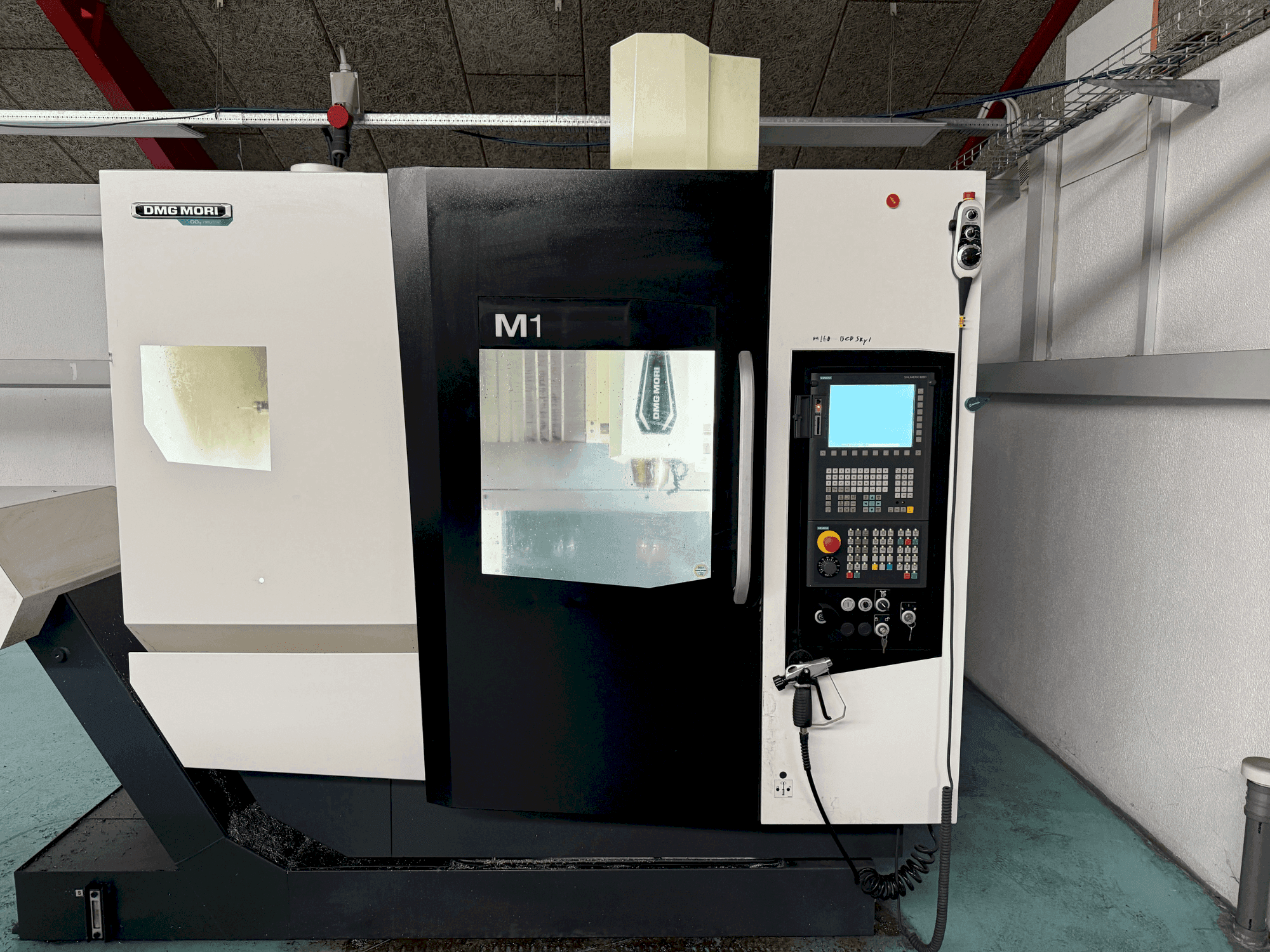 Frontansicht der DMG MORI M1 Pro  Maschine