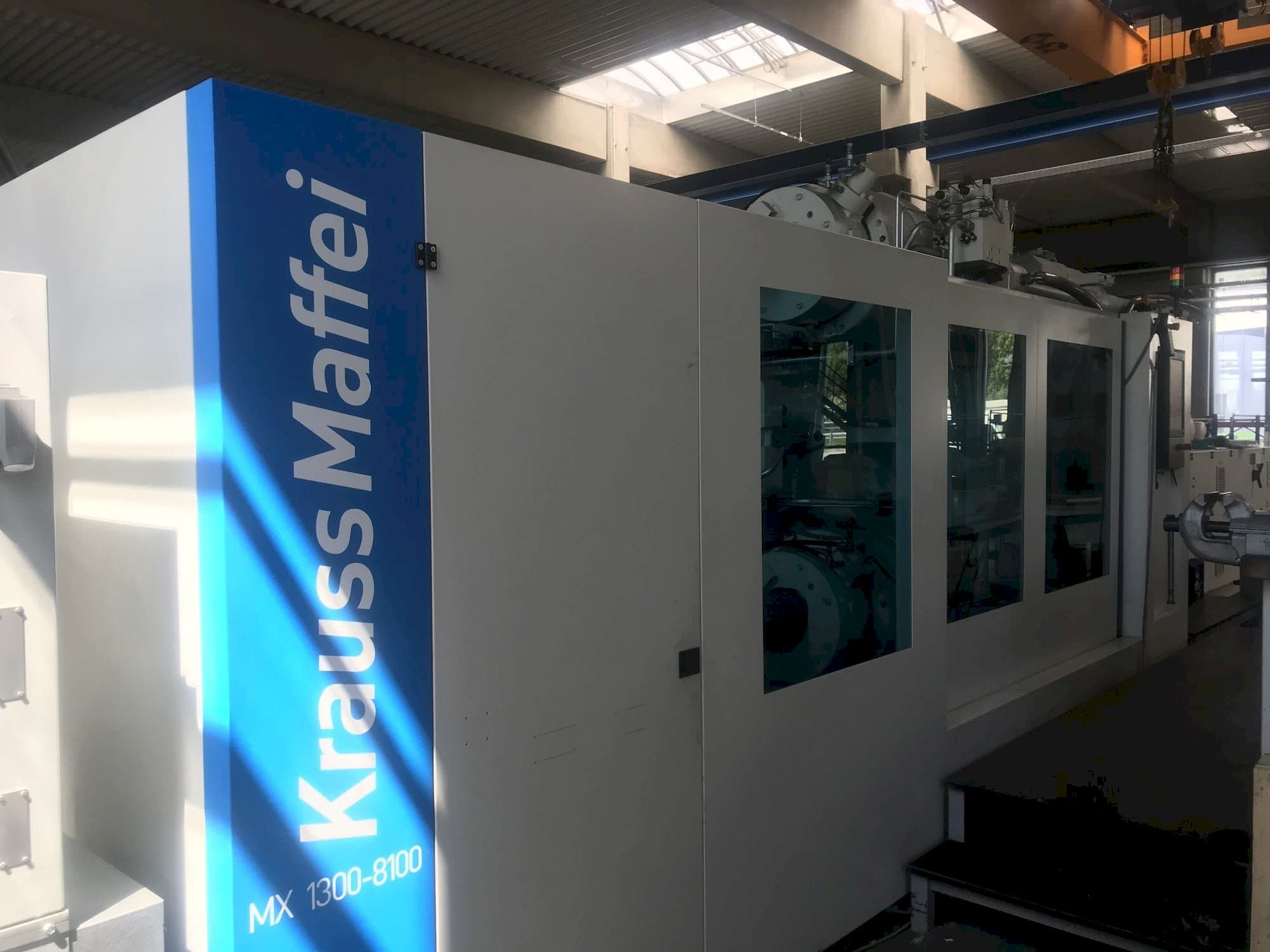 Frontansicht der Krauss Maffei 1300-8100 MX  Maschine