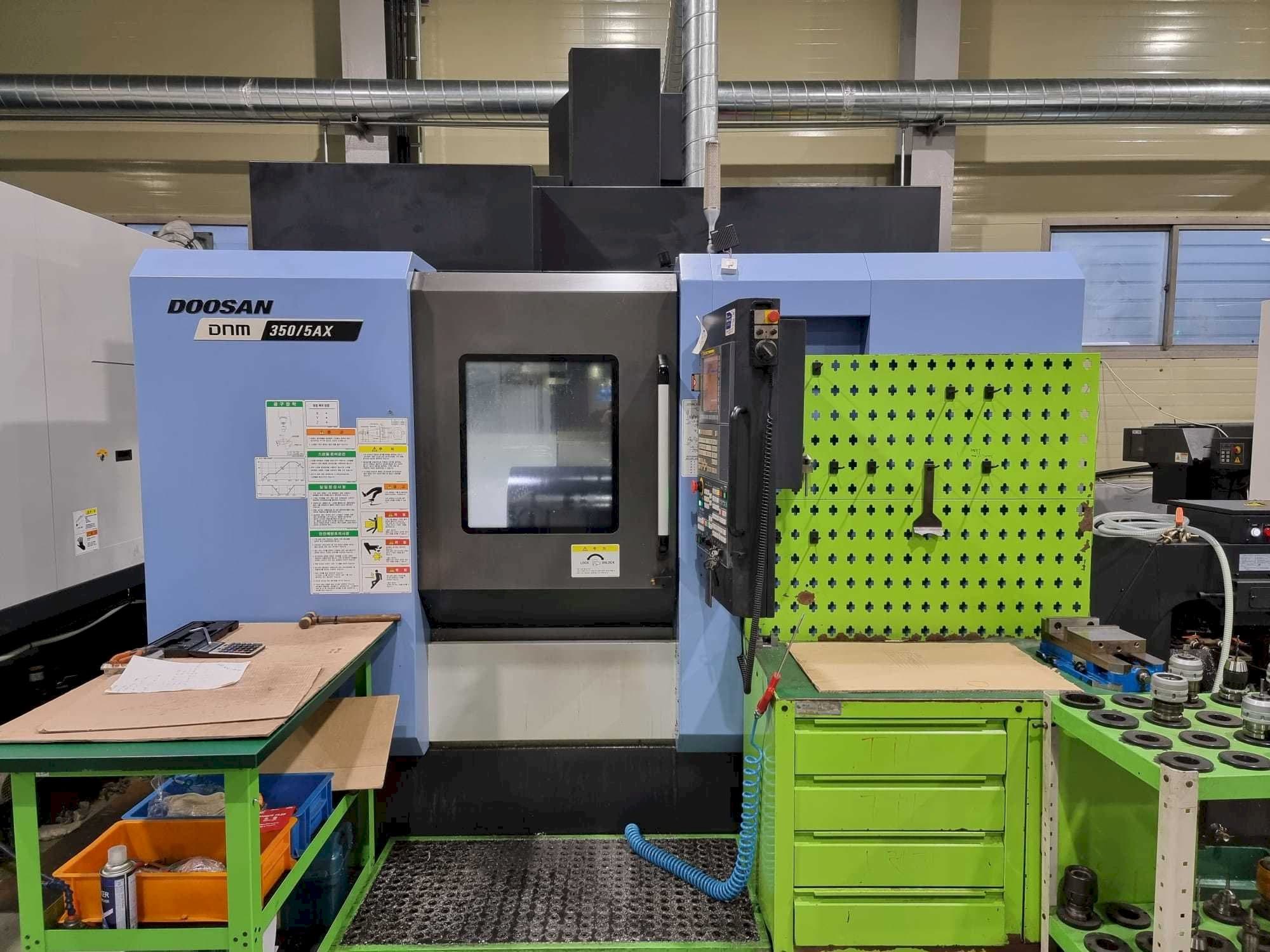 Frontansicht der Doosan DNM350/5AX  Maschine