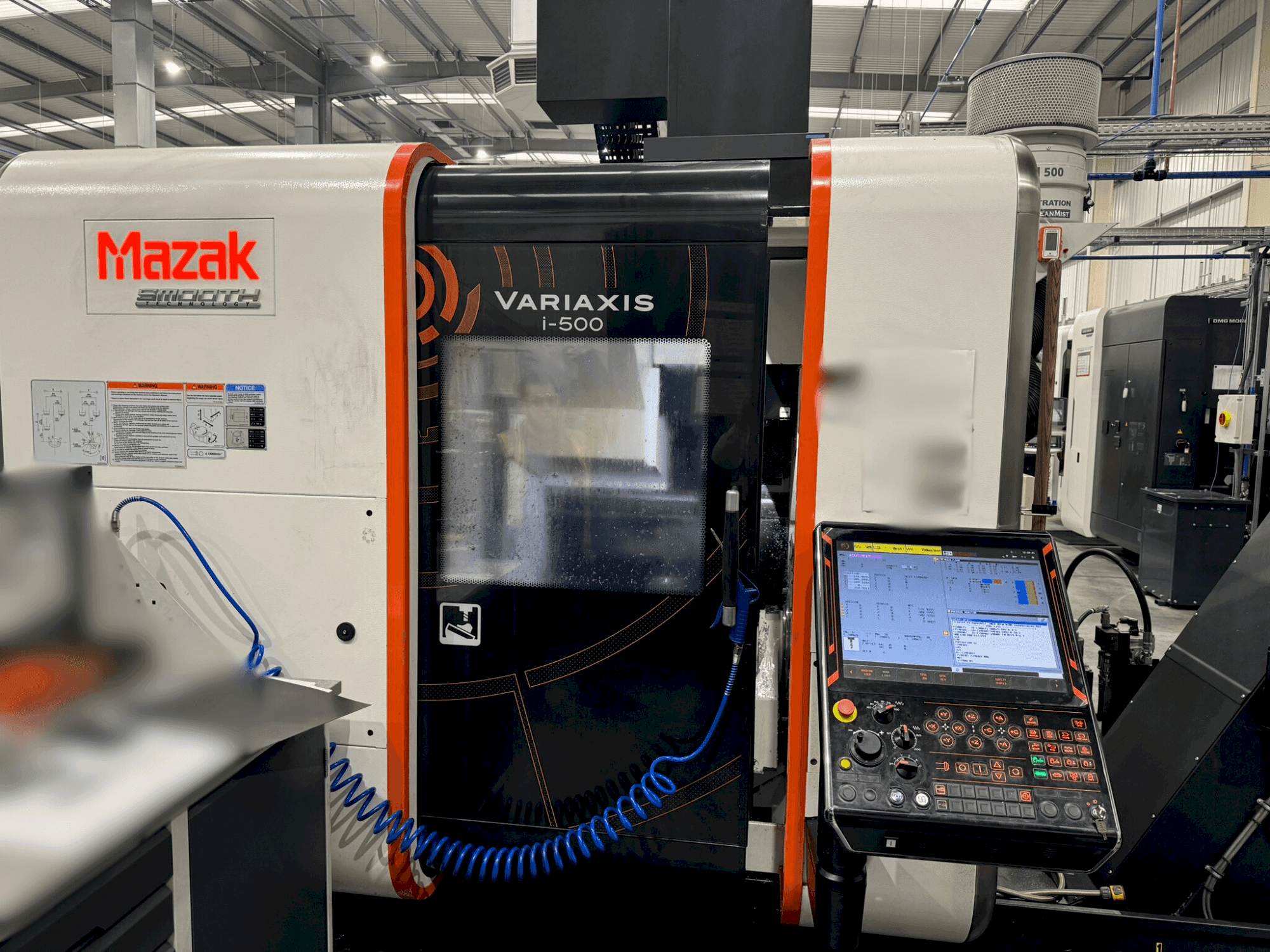 Frontansicht der Mazak Variaxis i-500  Maschine