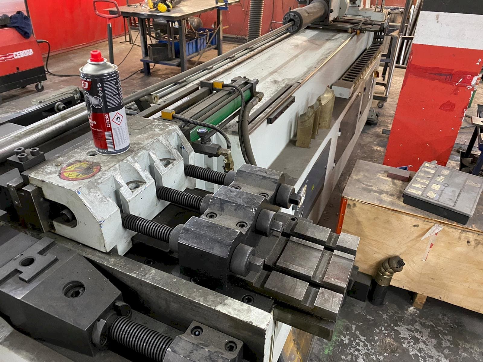 Frontansicht der Segura Llunell SB-76-NCBL  Maschine