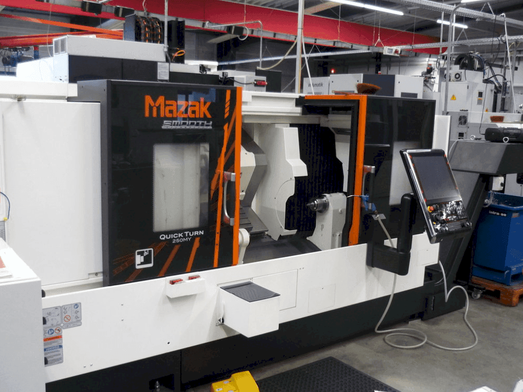 Frontansicht der Mazak Quick Turn 250MY  Maschine