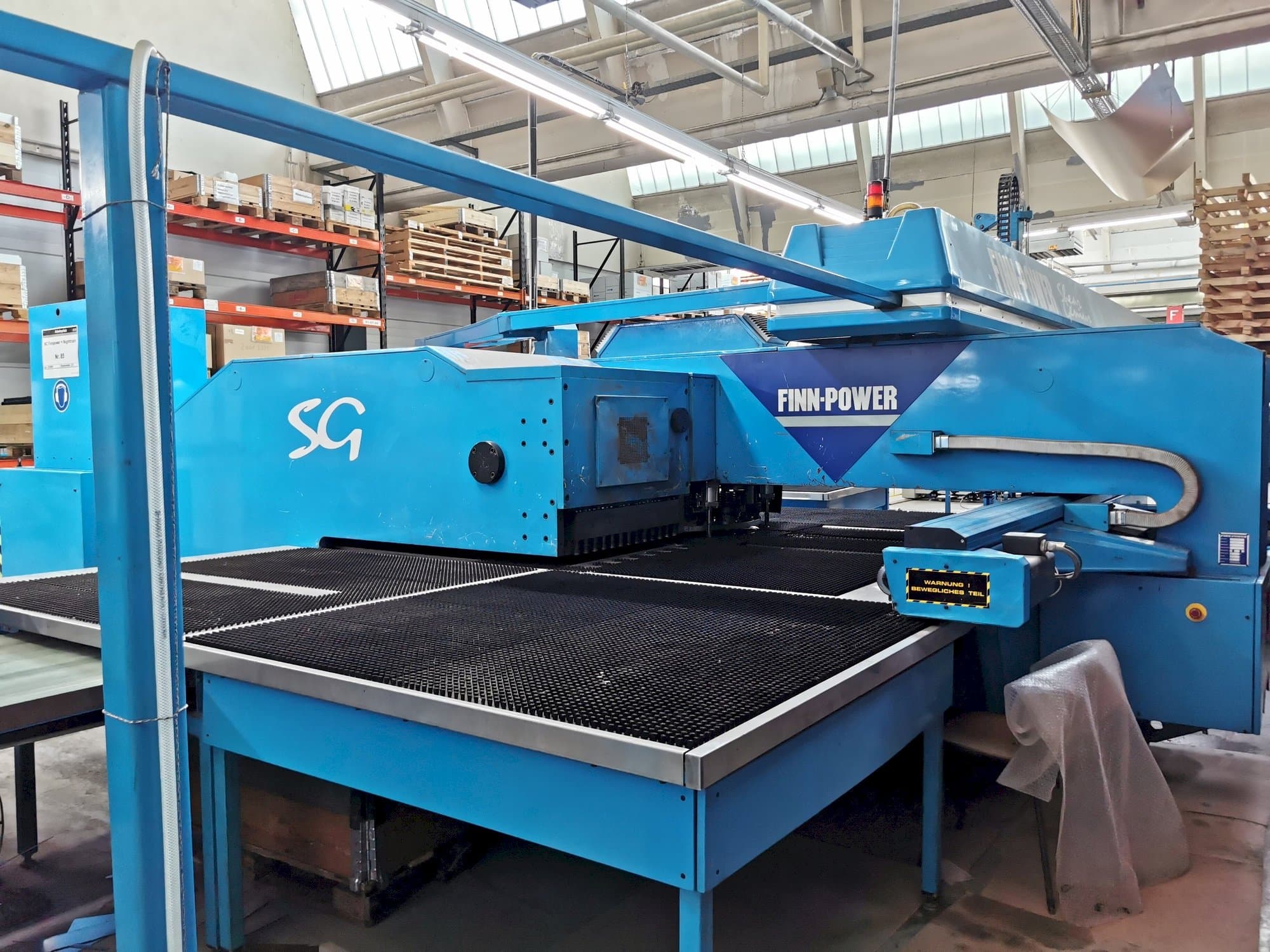 Frontansicht der Finn-Power RS 1000/38  Maschine