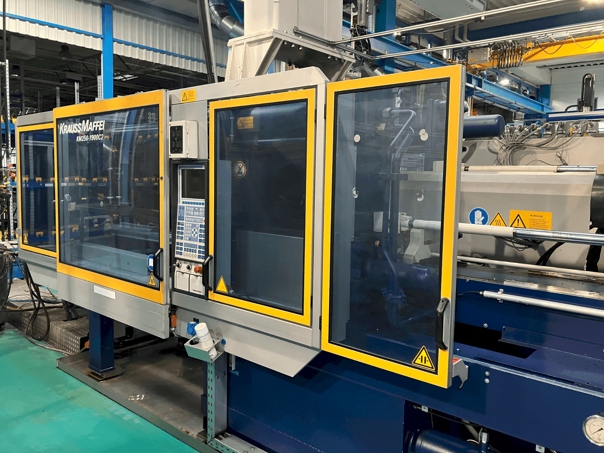 Frontansicht der Krauss Maffei 250-1900 C2 (2005)  Maschine