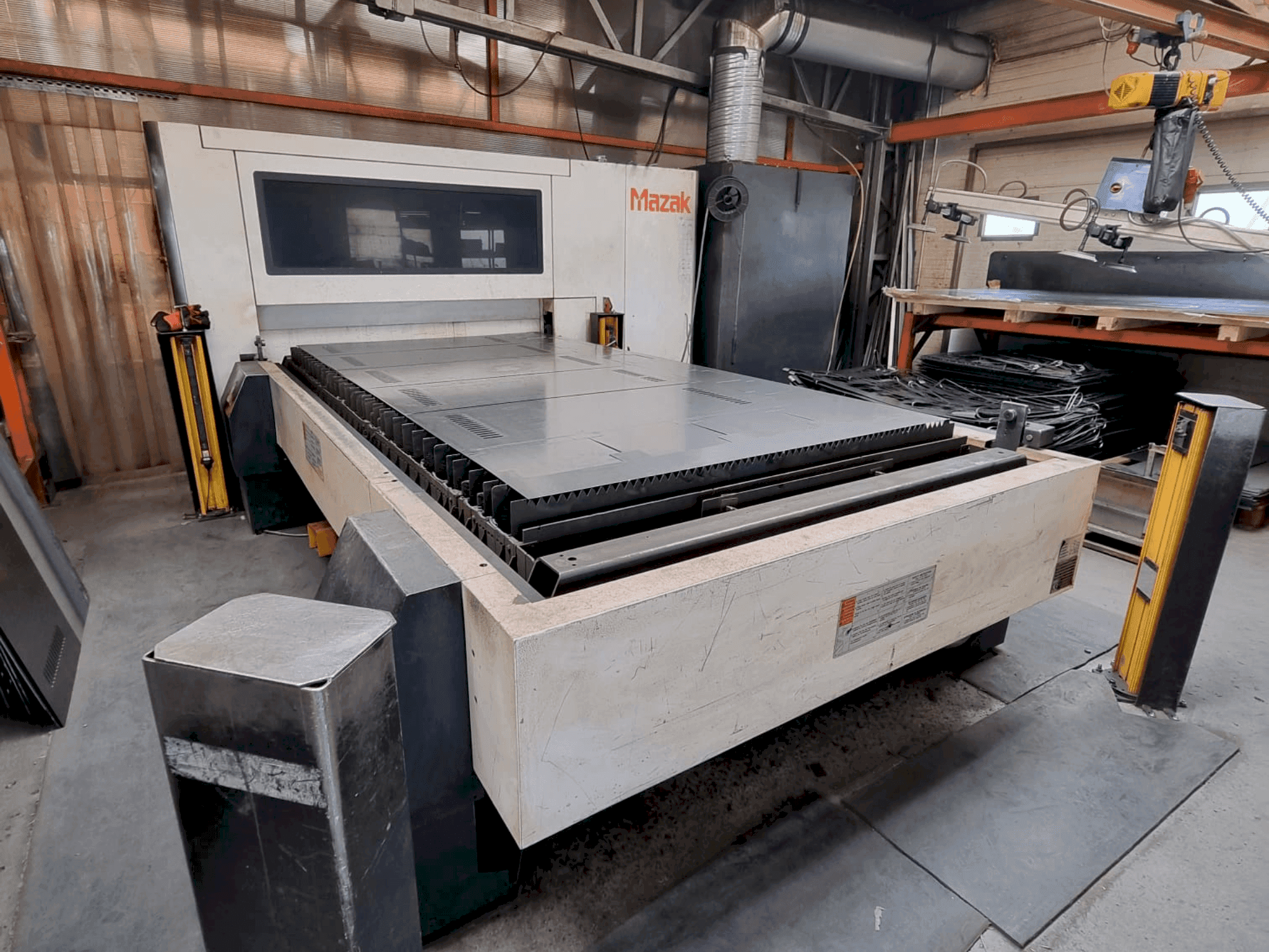 Frontansicht der Mazak OPTIPLEX 3015 FIBER II  Maschine