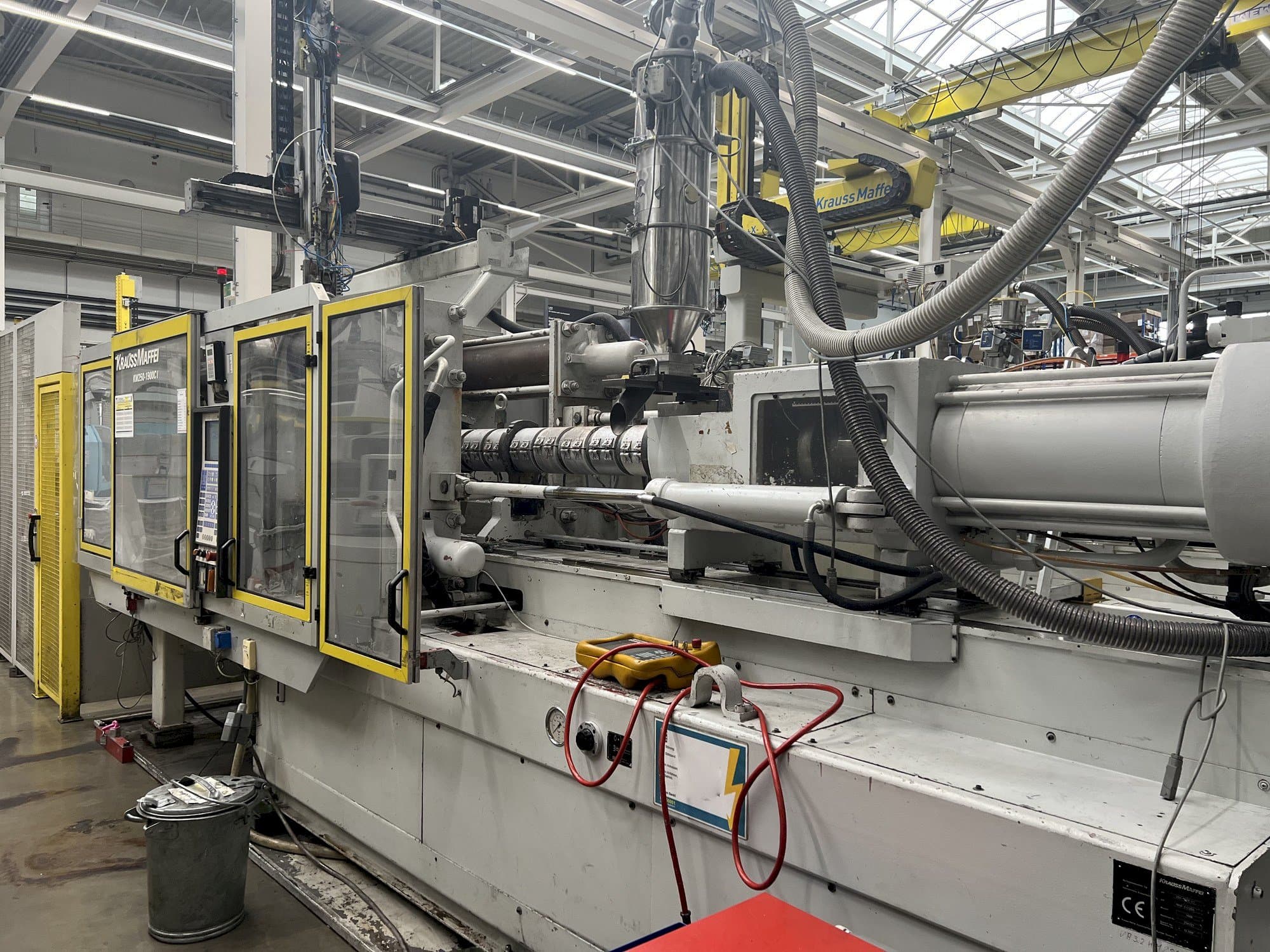 Frontansicht der Krauss Maffei KM 250  Maschine