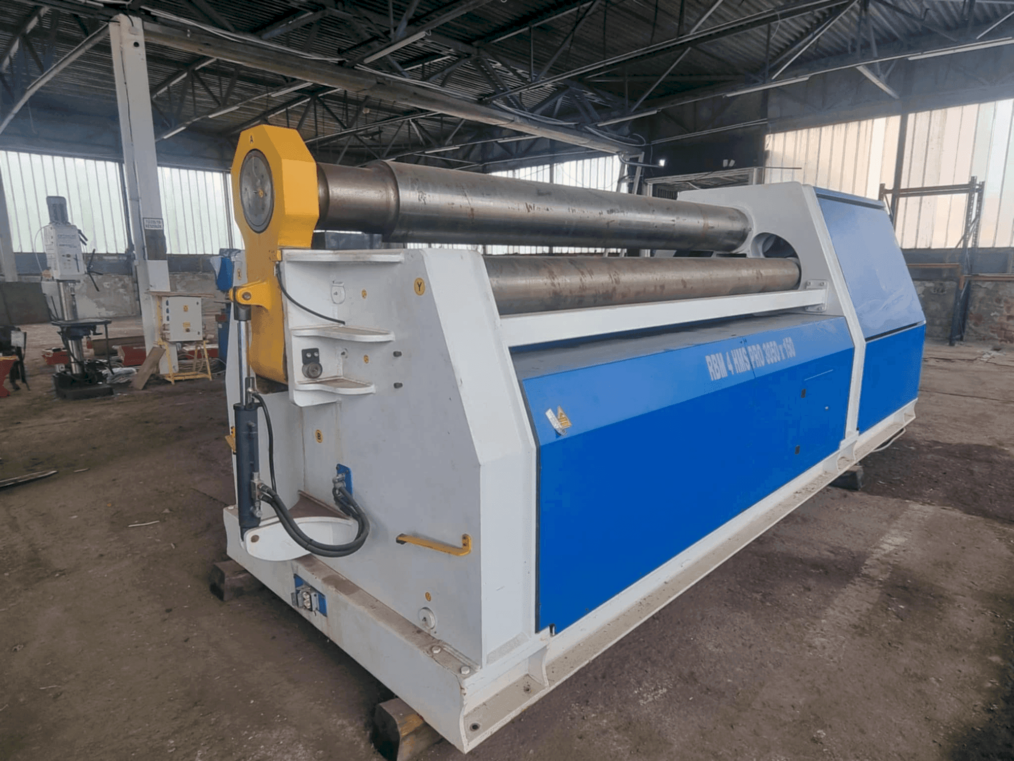 Frontansicht der Metallkraft  RBM 4 HMS Pro 3050-150  Maschine