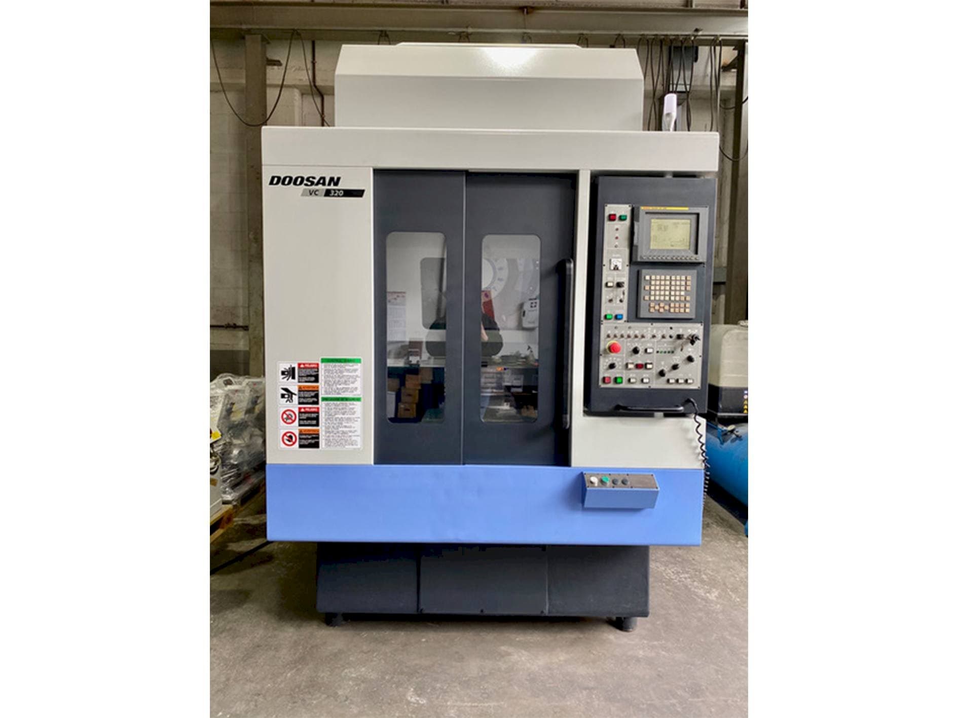 Frontansicht der Doosan VC 320  Maschine