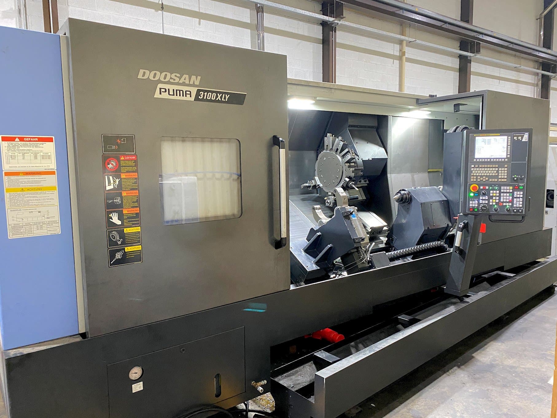 Frontansicht der Doosan Puma 3100XLY  Maschine