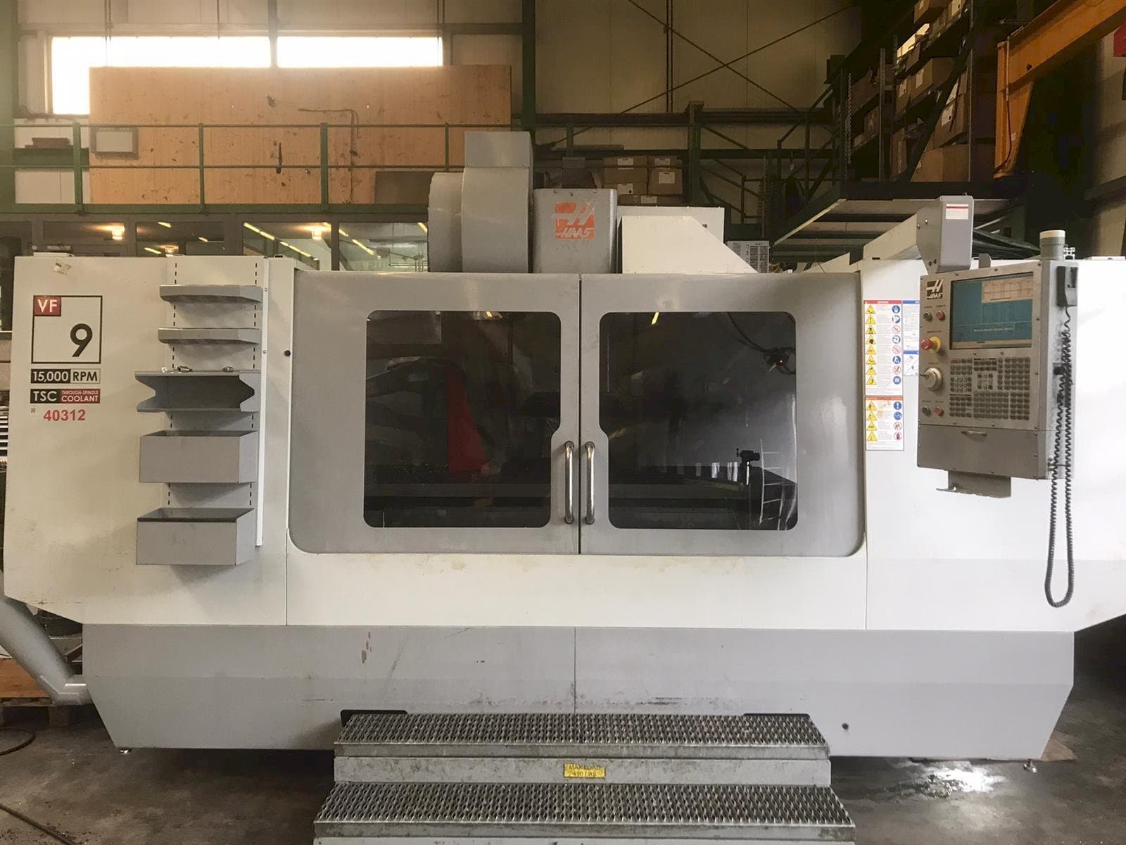 Frontansicht der HAAS VF-9  Maschine