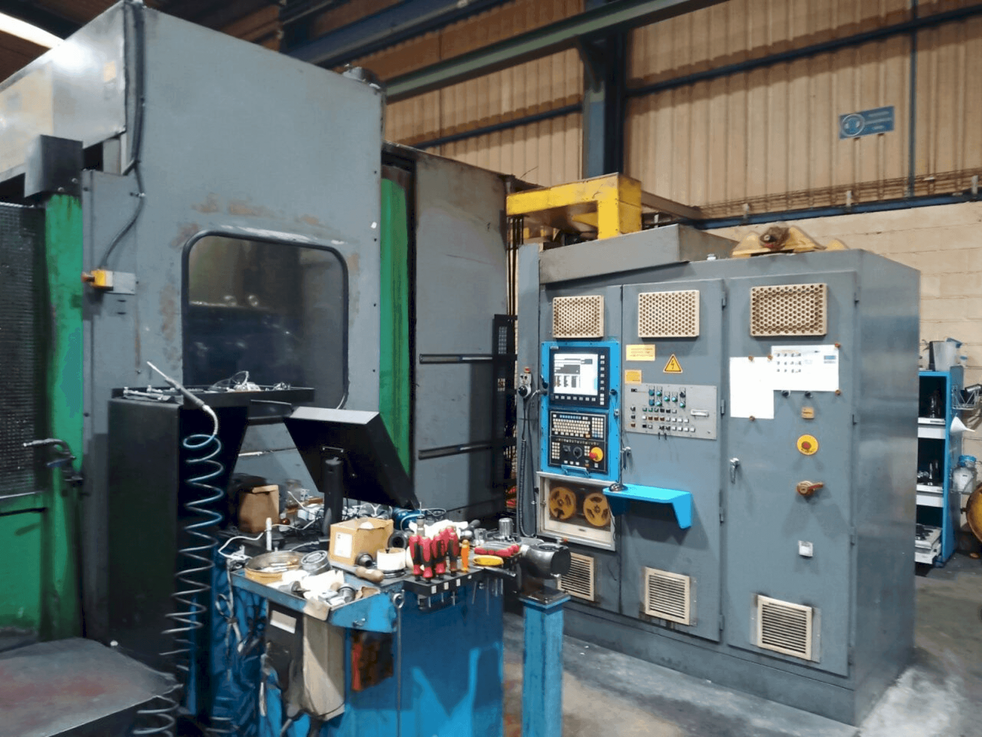 Frontansicht der Correa XB-420  Maschine