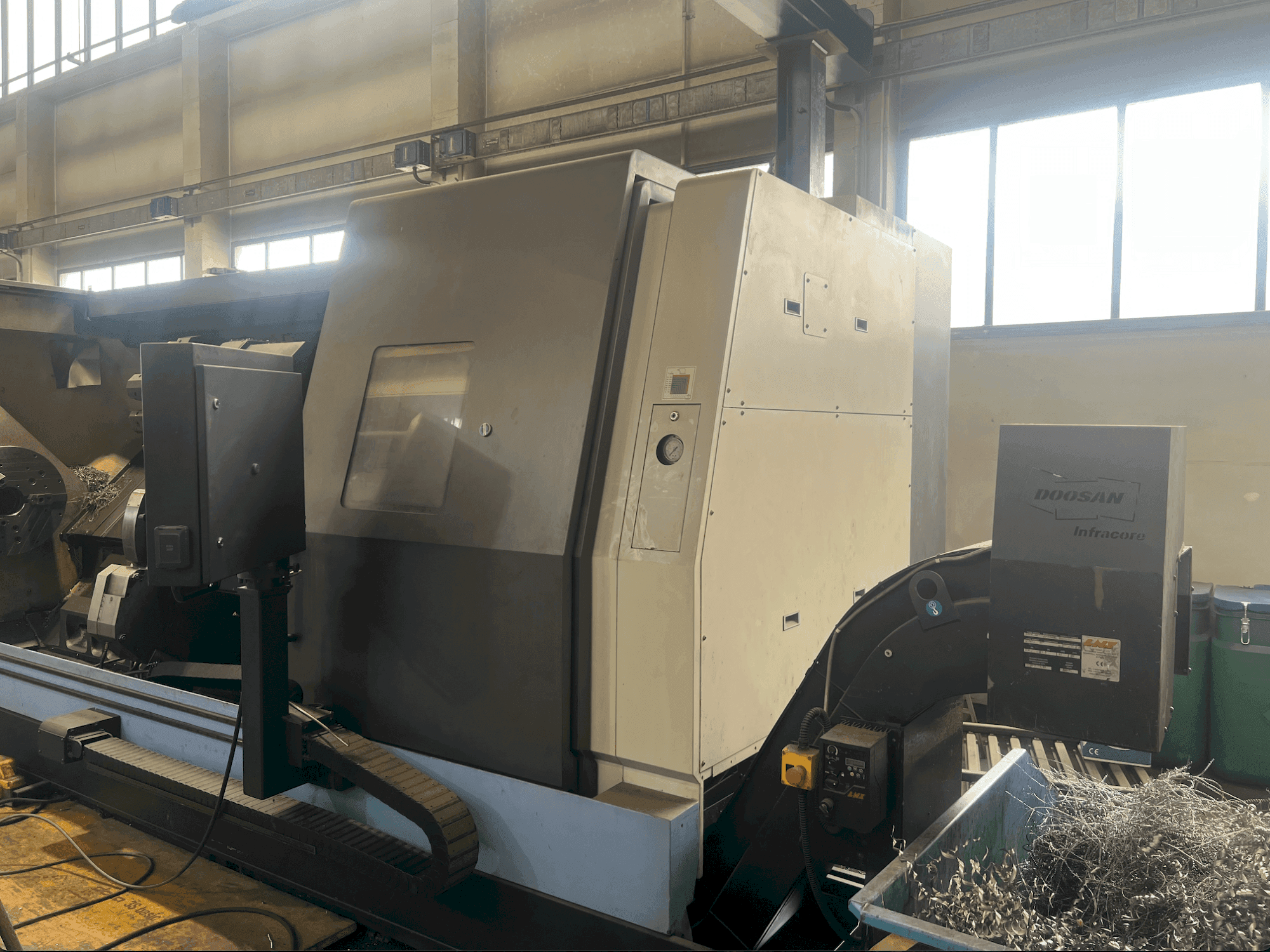 Frontansicht der DOOSAN Puma 700 LM  Maschine