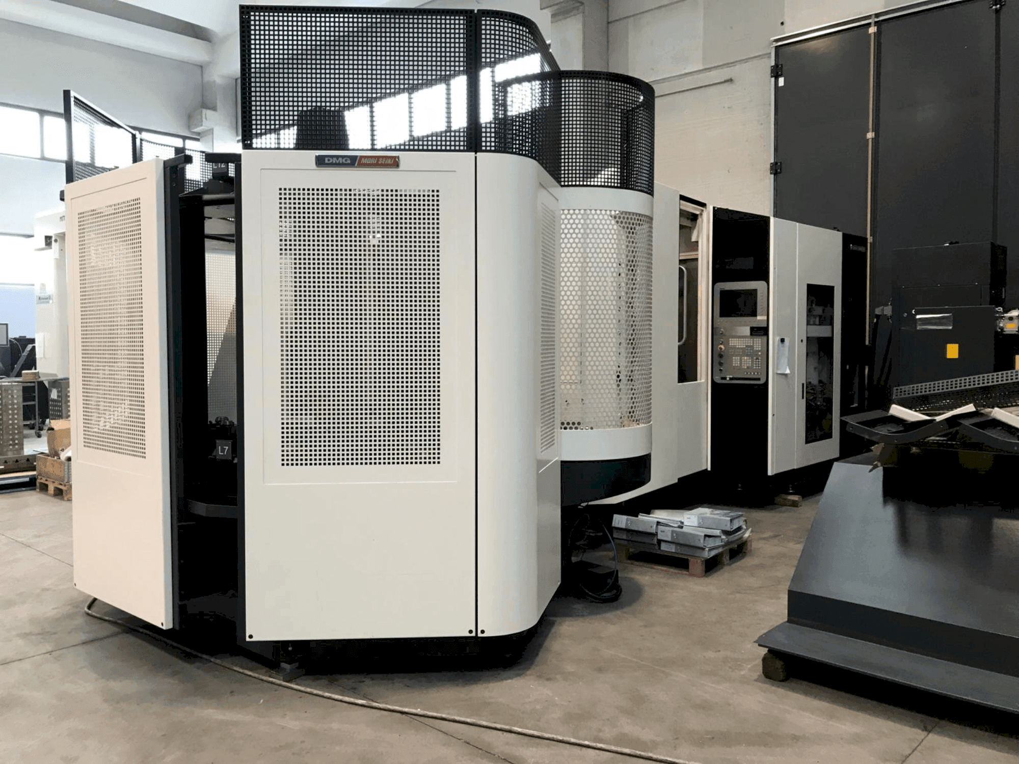 Frontansicht der DMG DECKEL MAHO DMC 60H Linear  Maschine
