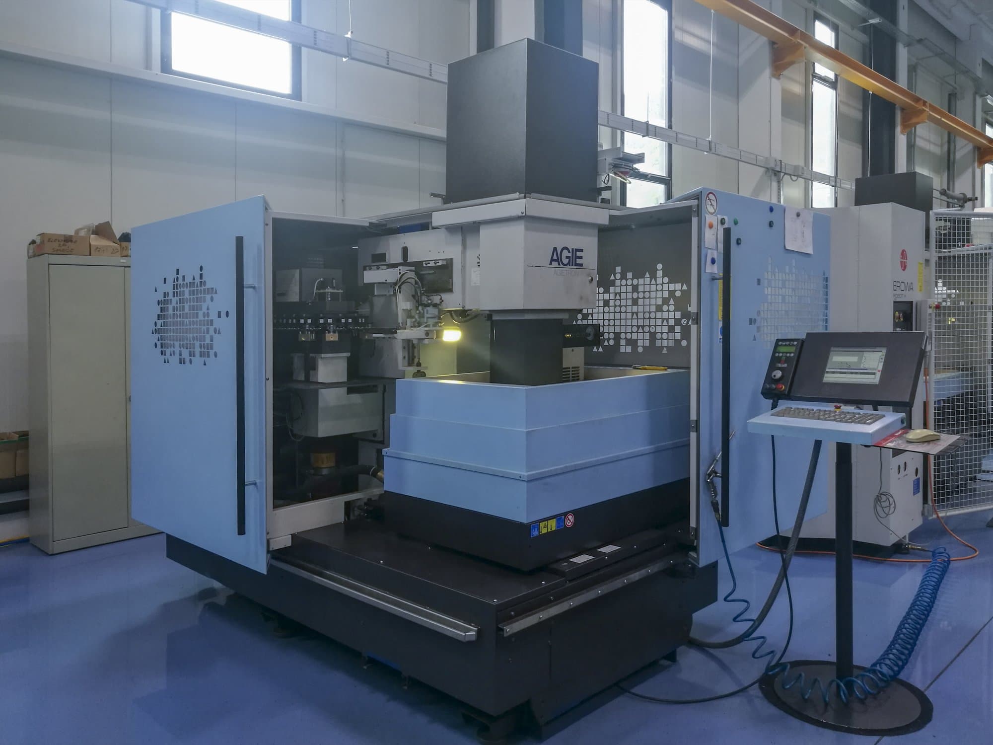 Frontansicht 1 der AGIE AGIETRON INNOVATION 2 Maschine