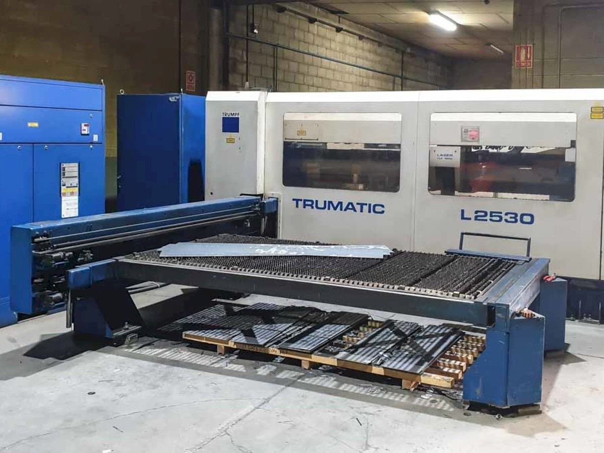 Frontansicht der Trumpf Trumatic L2530  Maschine
