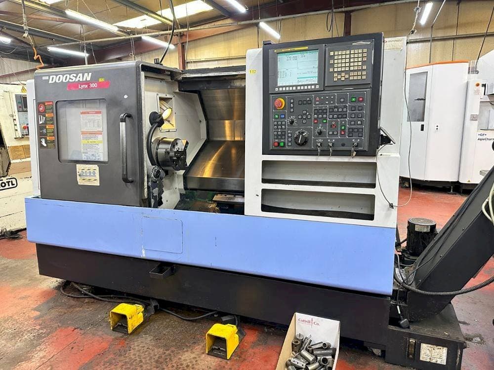 Frontansicht der Doosan Lynx 300  Maschine