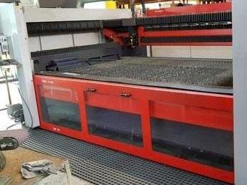 Frontansicht der Bystronic Bystar II 3015  Maschine