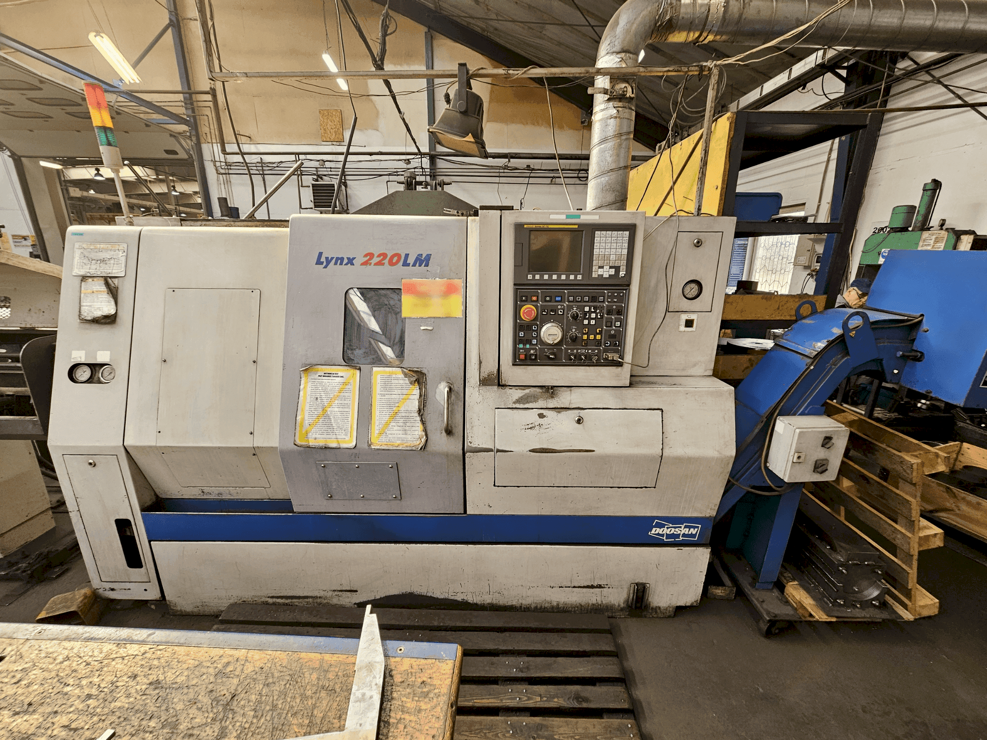Frontansicht der DOOSAN LYNX 220LMA  Maschine
