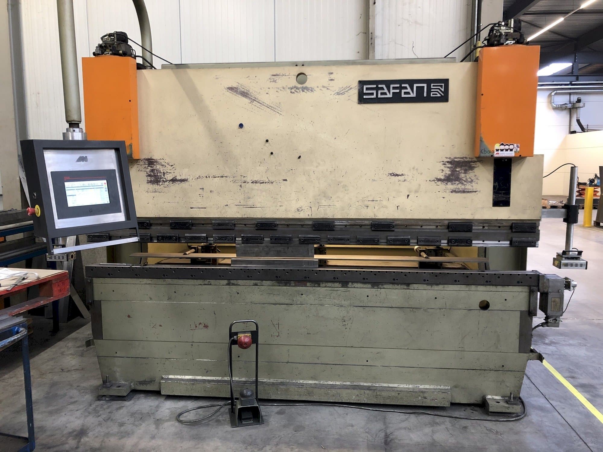 Frontansicht der Safan CNCL 110T  Maschine