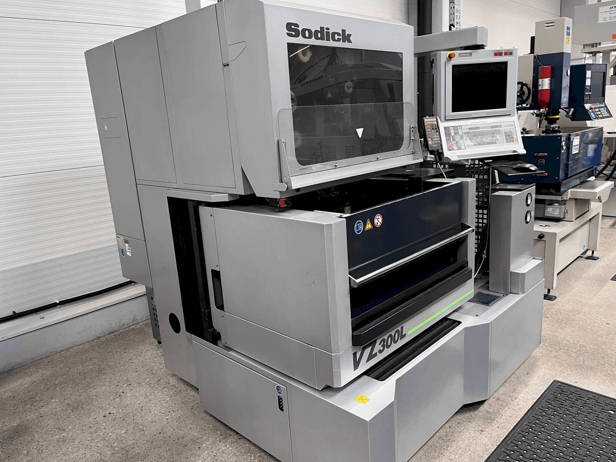 Linke Seitenansicht der Sodick VZ 300L  Maschine