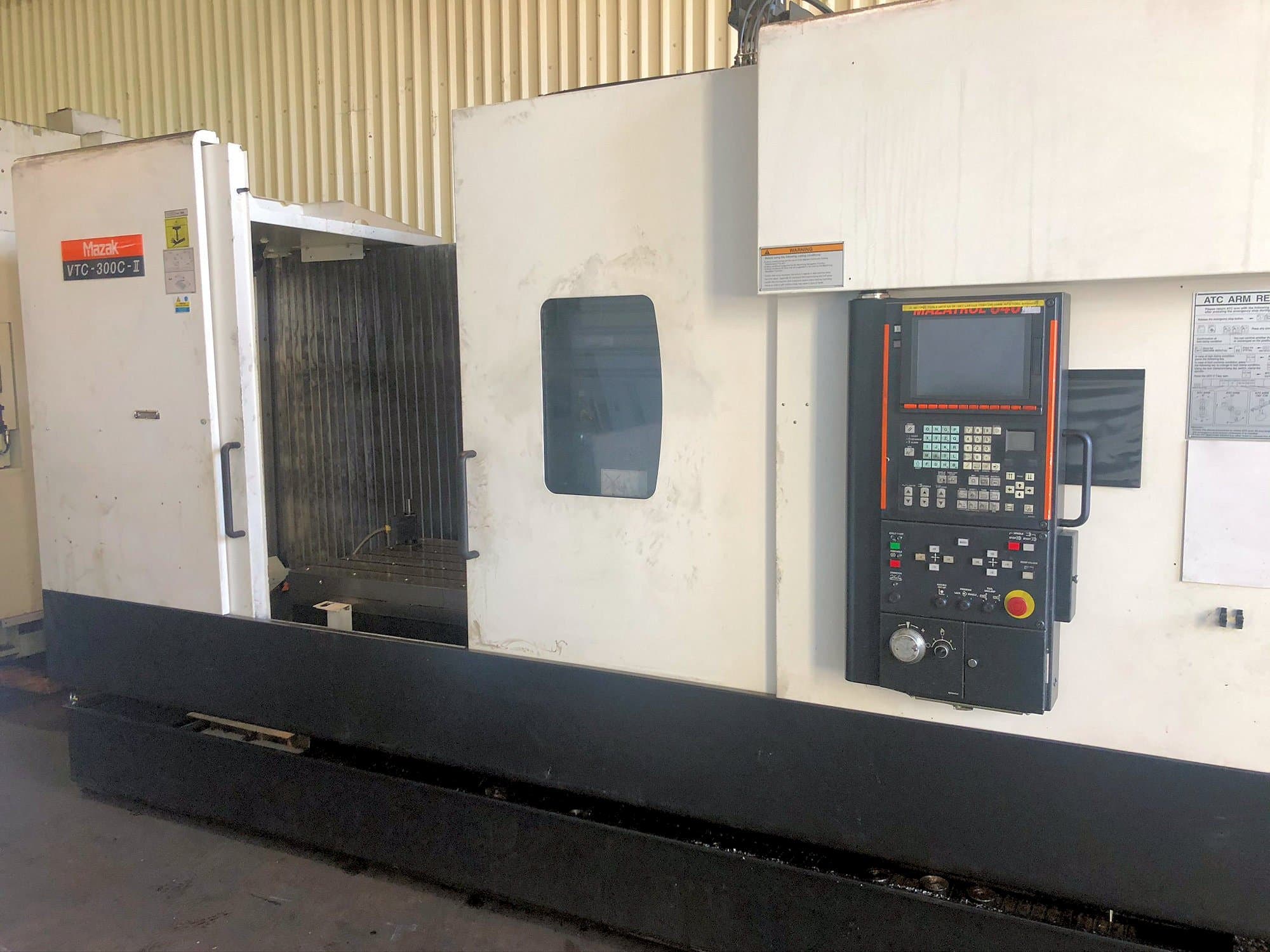 Frontansicht der Mazak VTC-300C-II  Maschine