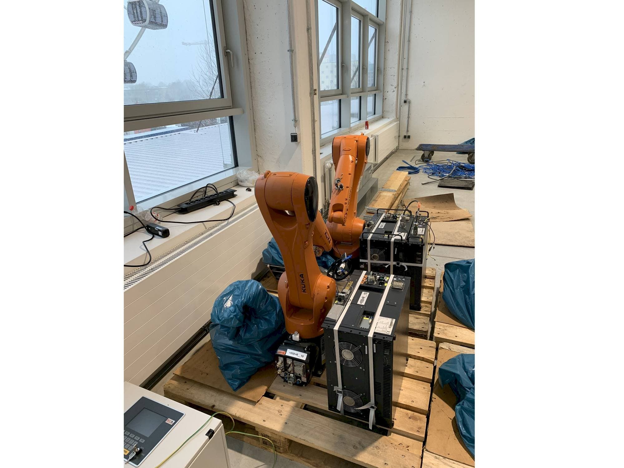 Frontansicht der KUKA KR10 R1100  Maschine