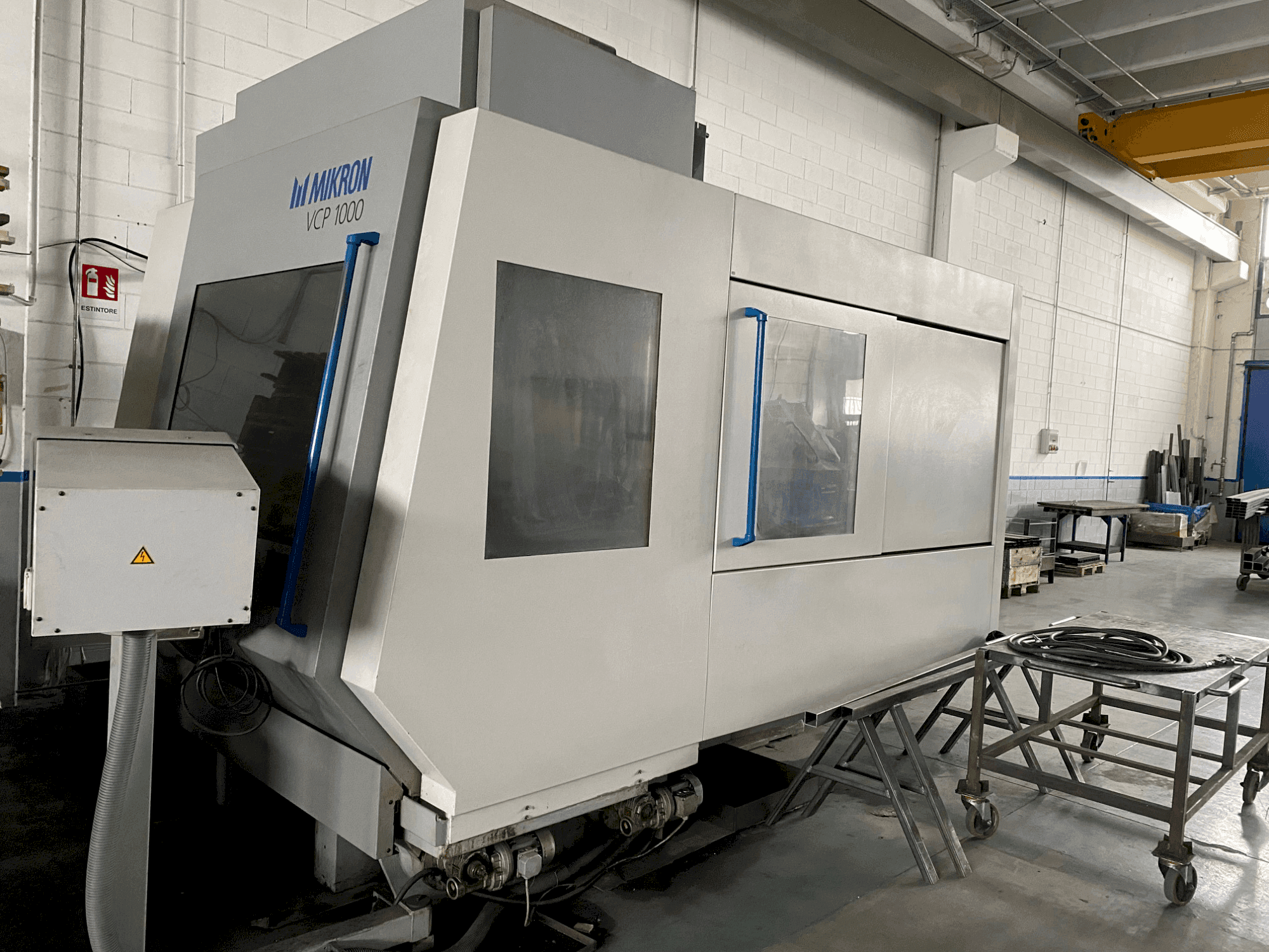 Frontansicht der MIKRON VCP 1000  Maschine