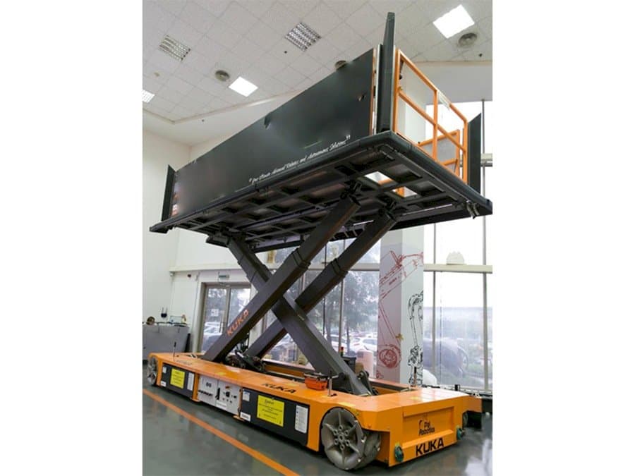 Frontansicht der KUKA KoM TL-3 E575 1000  Maschine