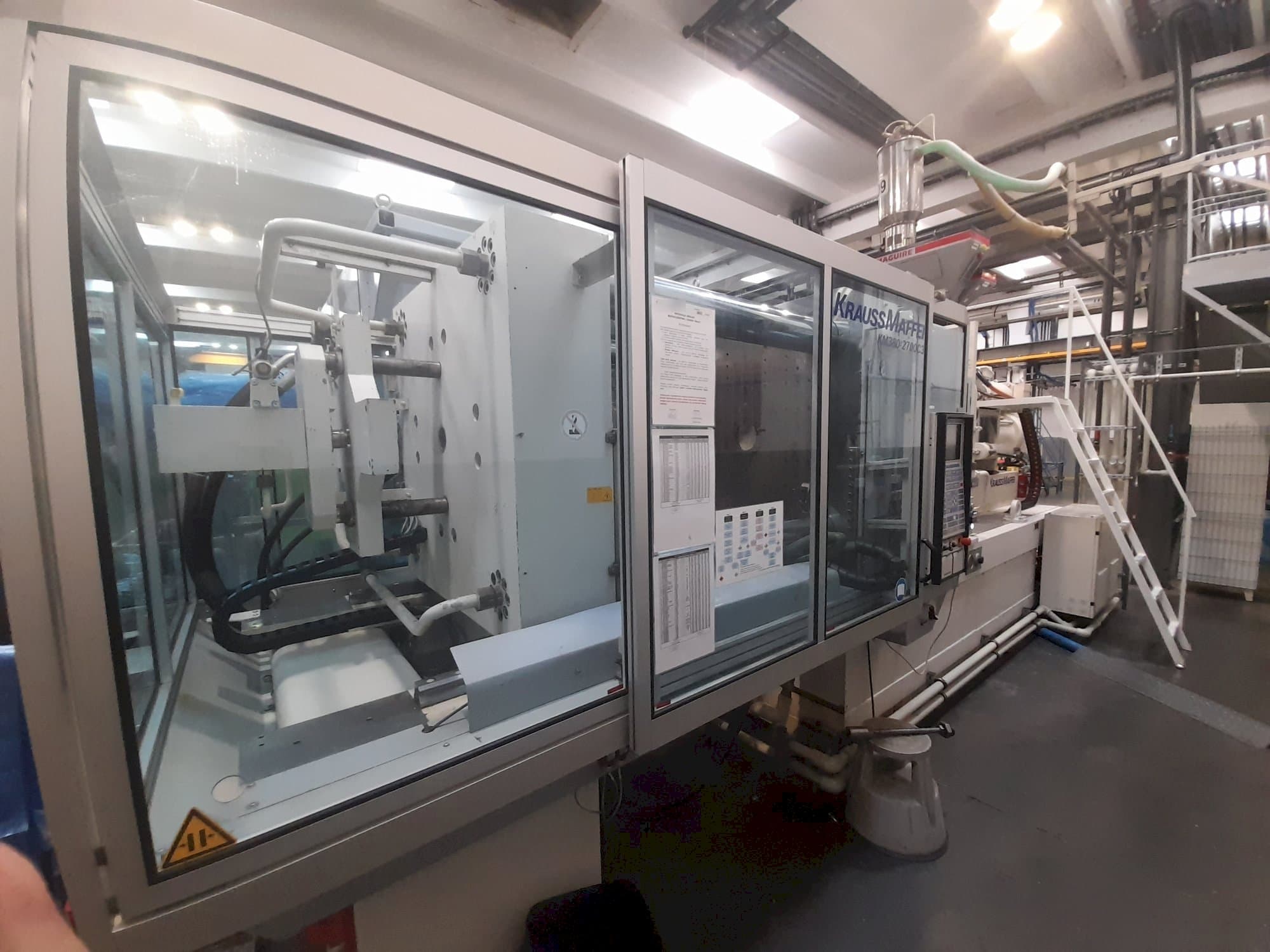 Linke Seitenansicht der Krauss Maffei 380-2700 C3 Maschine