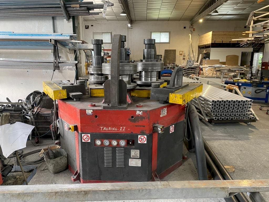 Frontansicht der Tauring Alfa 200  Maschine