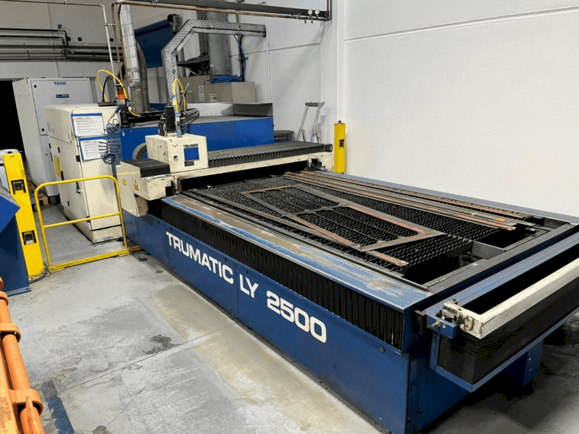 Frontansicht der TRUMPF Trumatic LY2500  Maschine