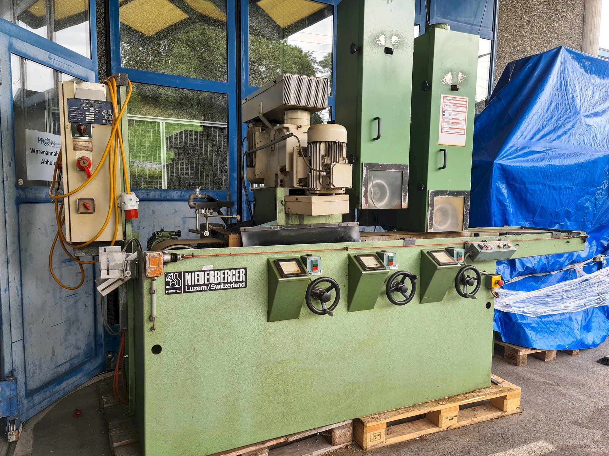 Frontansicht der NIEDERBERGER UV F04 F43  Maschine