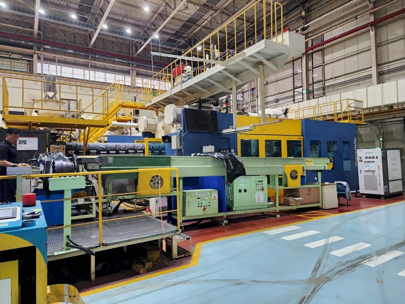 Frontansicht der Krauss Maffei 3200-24500  Maschine