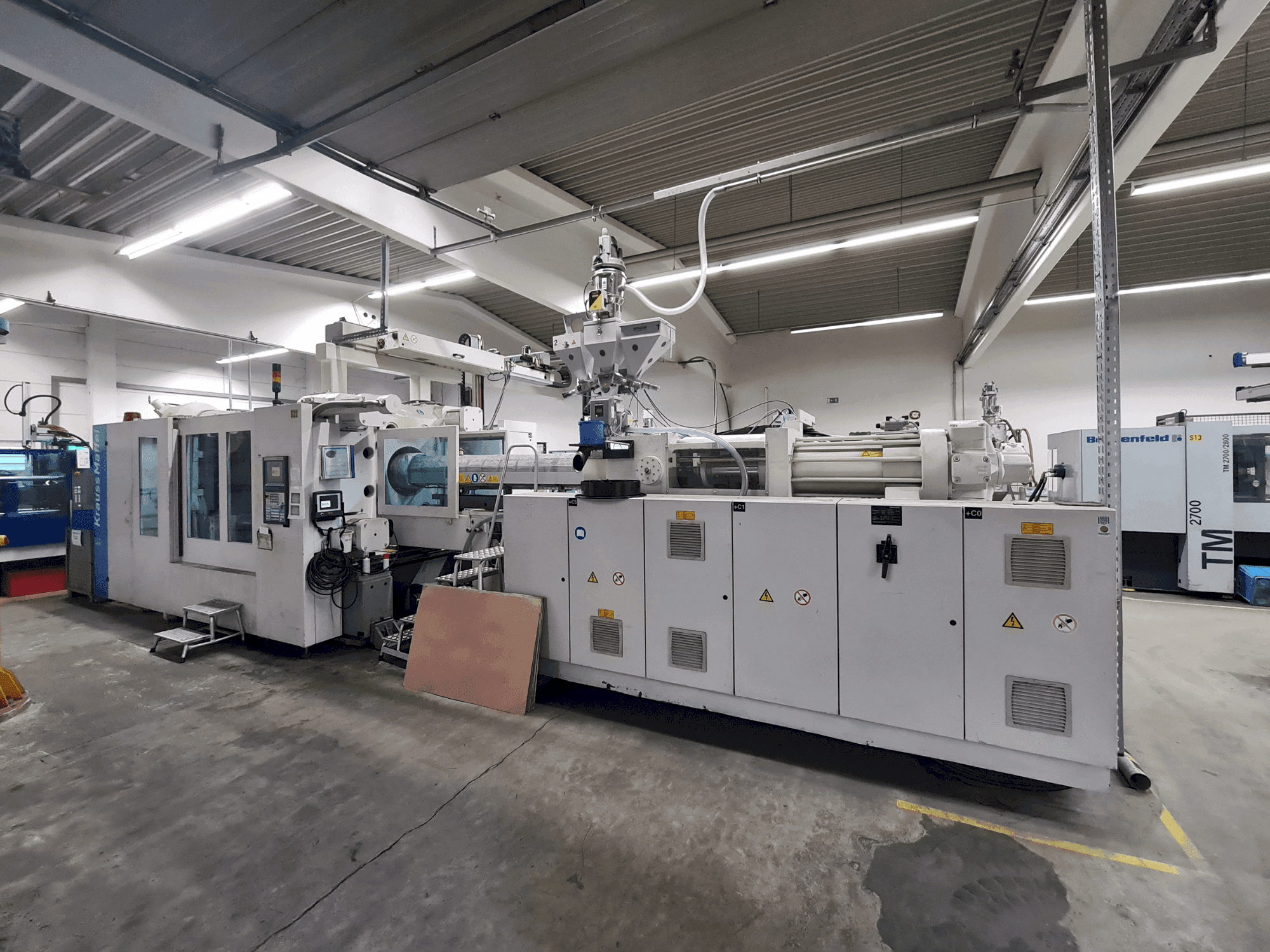 Frontansicht der Krauss Maffei 800-6100 MX  Maschine